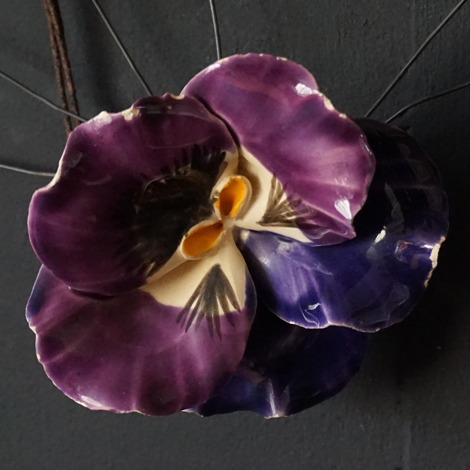 1900er Jahre Französisch Barbotine Majolika Trauerblumen, Rose Veilchen Pfingstrose Nelke  im Angebot 9