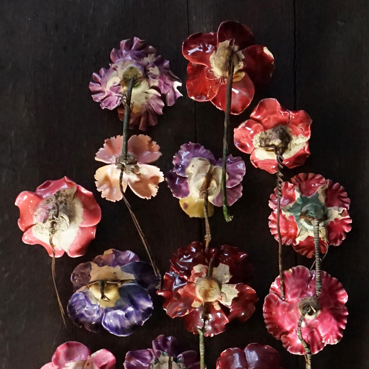 1900er Jahre Französisch Barbotine Majolika Trauerblumen, Rose Veilchen Pfingstrose Nelke  im Angebot 11