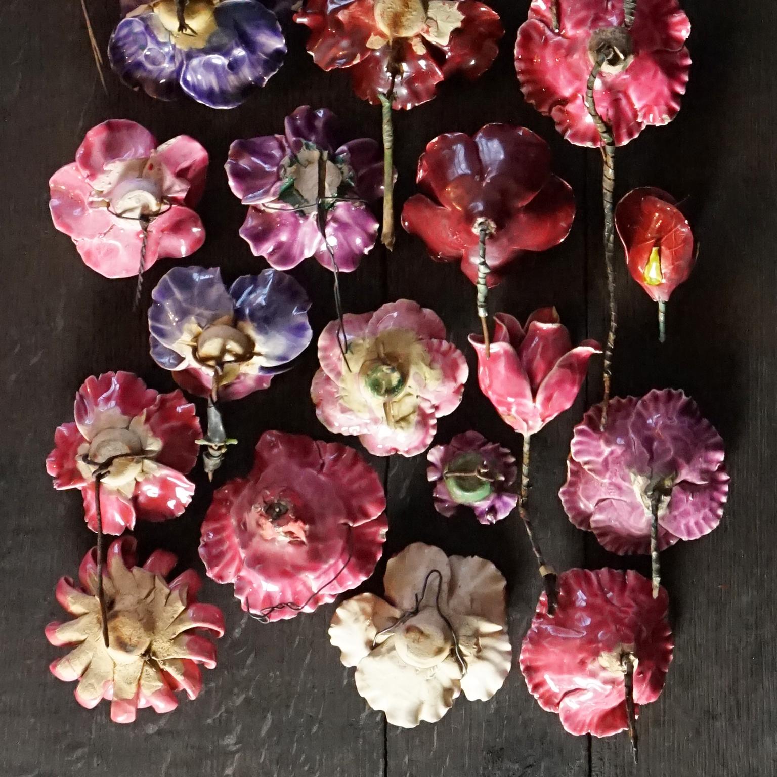 1900er Jahre Französisch Barbotine Majolika Trauerblumen, Rose Veilchen Pfingstrose Nelke  im Angebot 12