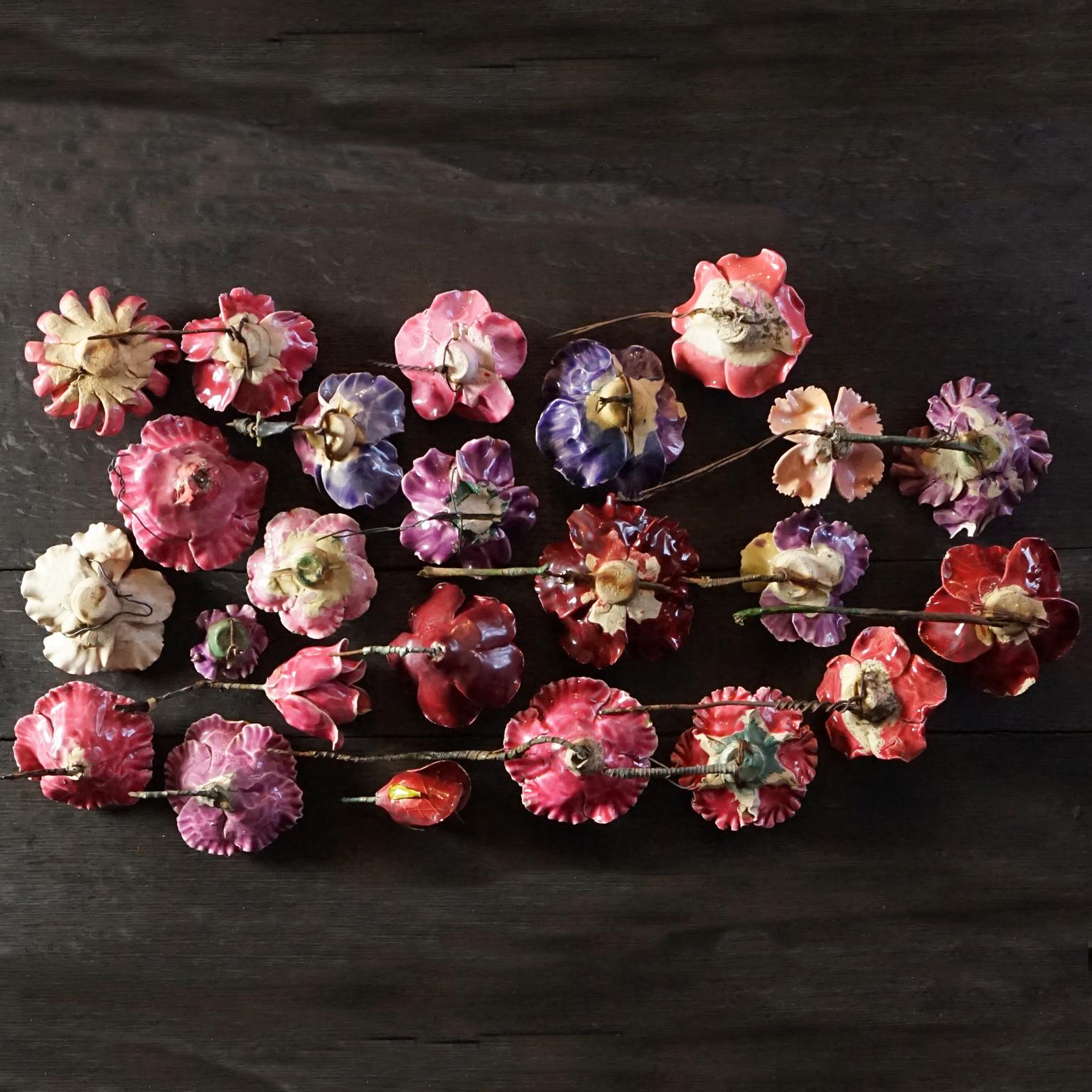 1900er Jahre Französisch Barbotine Majolika Trauerblumen, Rose Veilchen Pfingstrose Nelke  im Angebot 13