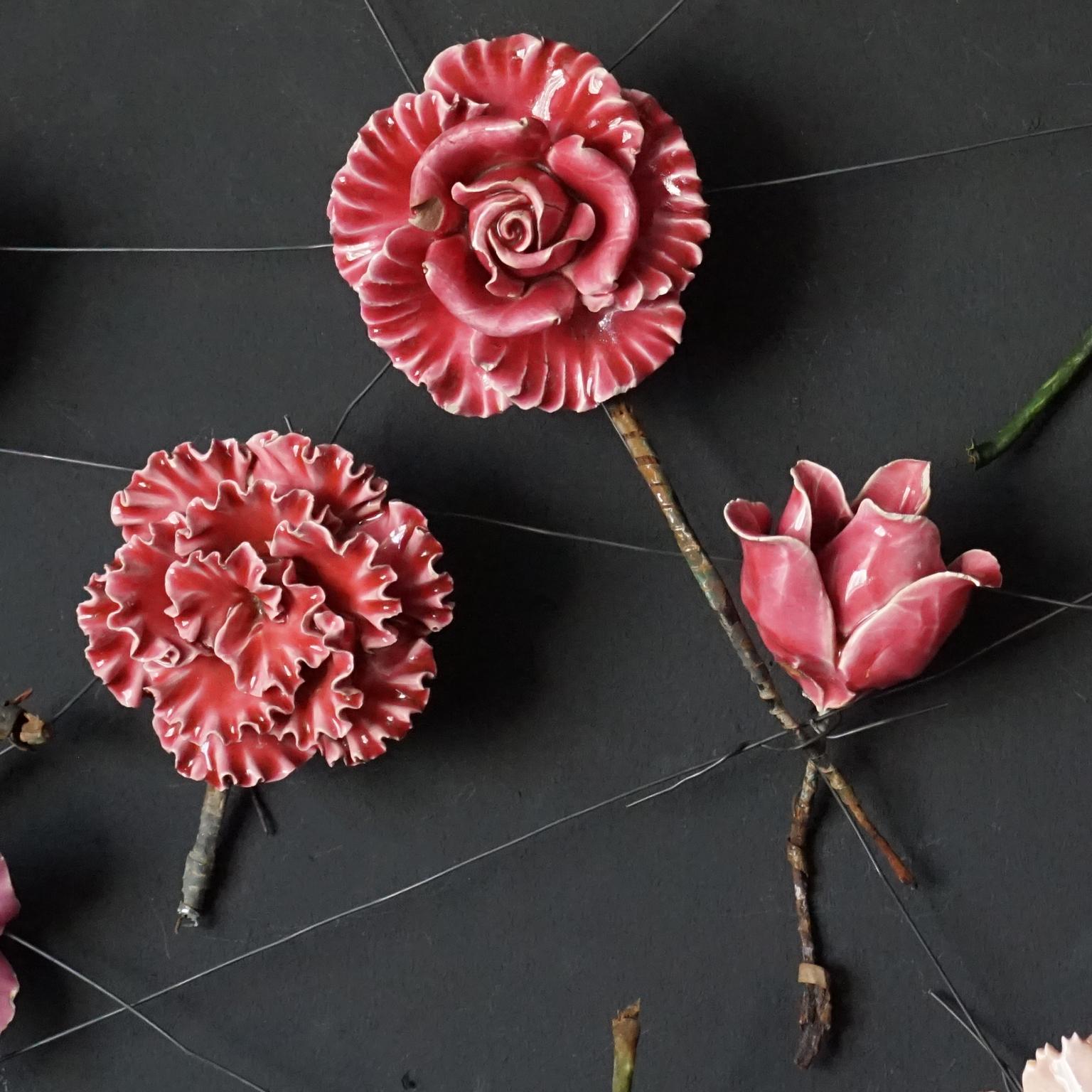 1900er Jahre Französisch Barbotine Majolika Trauerblumen, Rose Veilchen Pfingstrose Nelke  (Glasiert) im Angebot