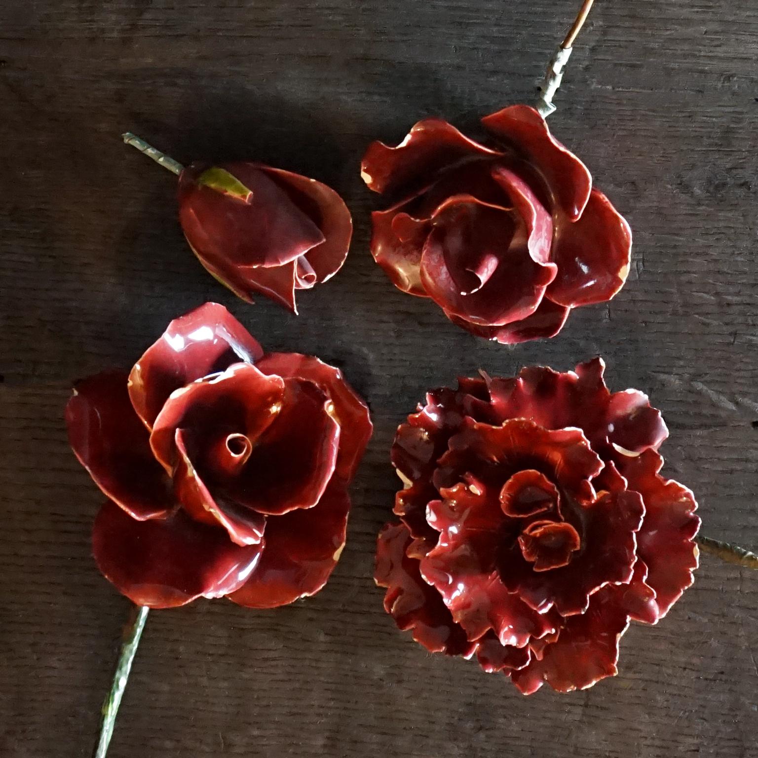 1900er Jahre Französisch Barbotine Majolika Trauerblumen, Rose Veilchen Pfingstrose Nelke  (20. Jahrhundert) im Angebot