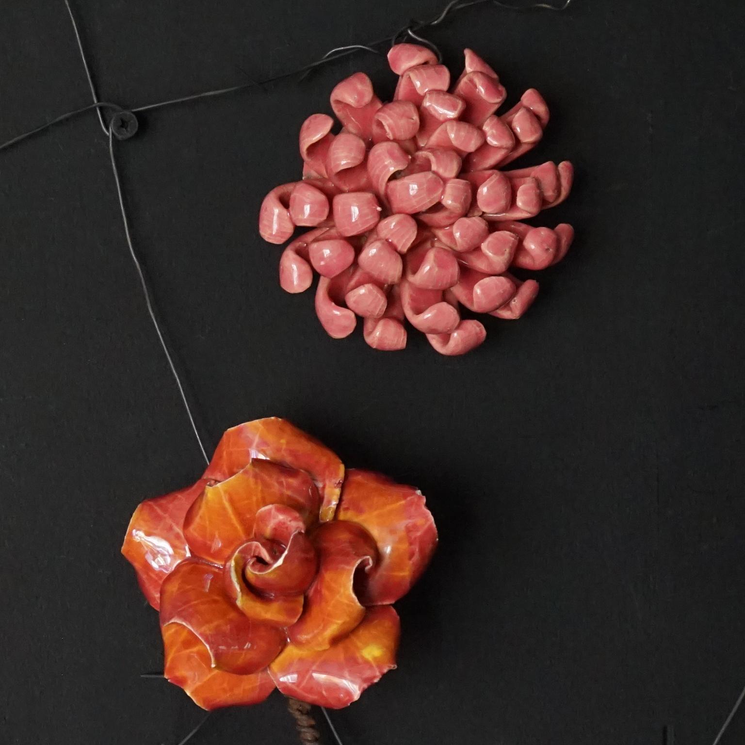 1900er Jahre Französisch Barbotine Majolika Trauerblumen, Rose Veilchen Pfingstrose Nelke  im Angebot 3