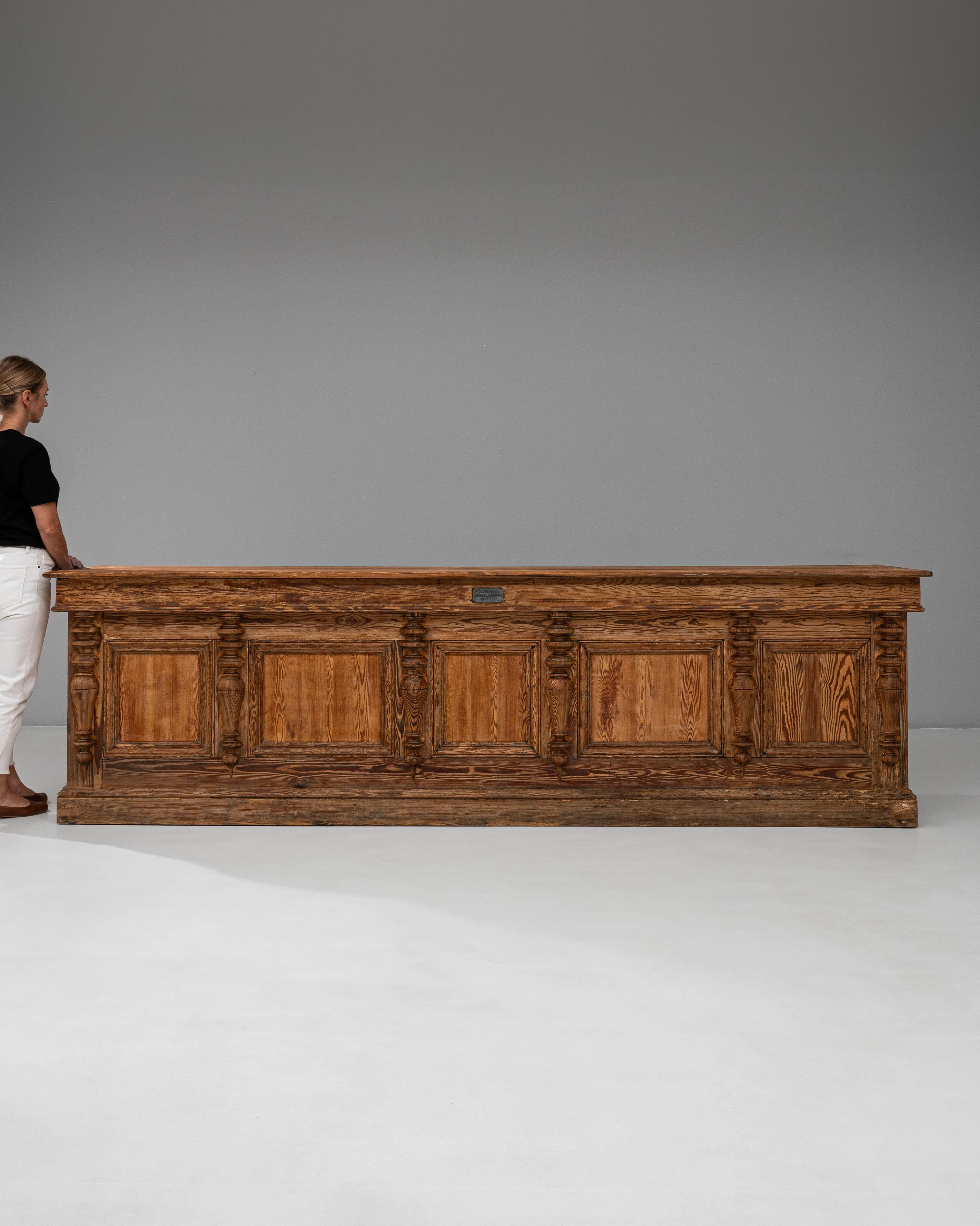 Mostrador de tienda de madera provincial belga francés de 1900 de Emile Lambot, Châtelet Provincial francés en venta