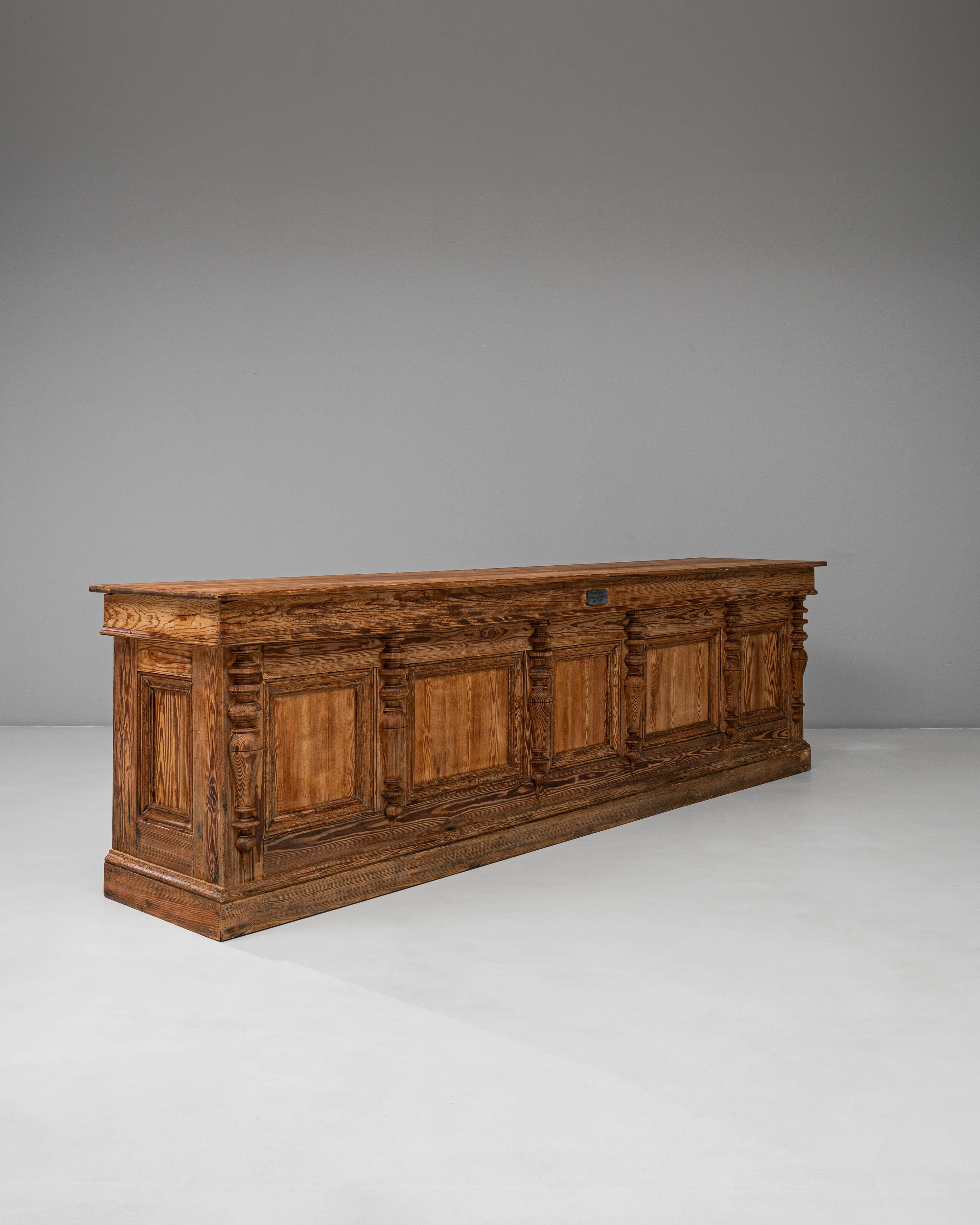 Mostrador de tienda de madera provincial belga francés de 1900 de Emile Lambot, Châtelet Belga en venta