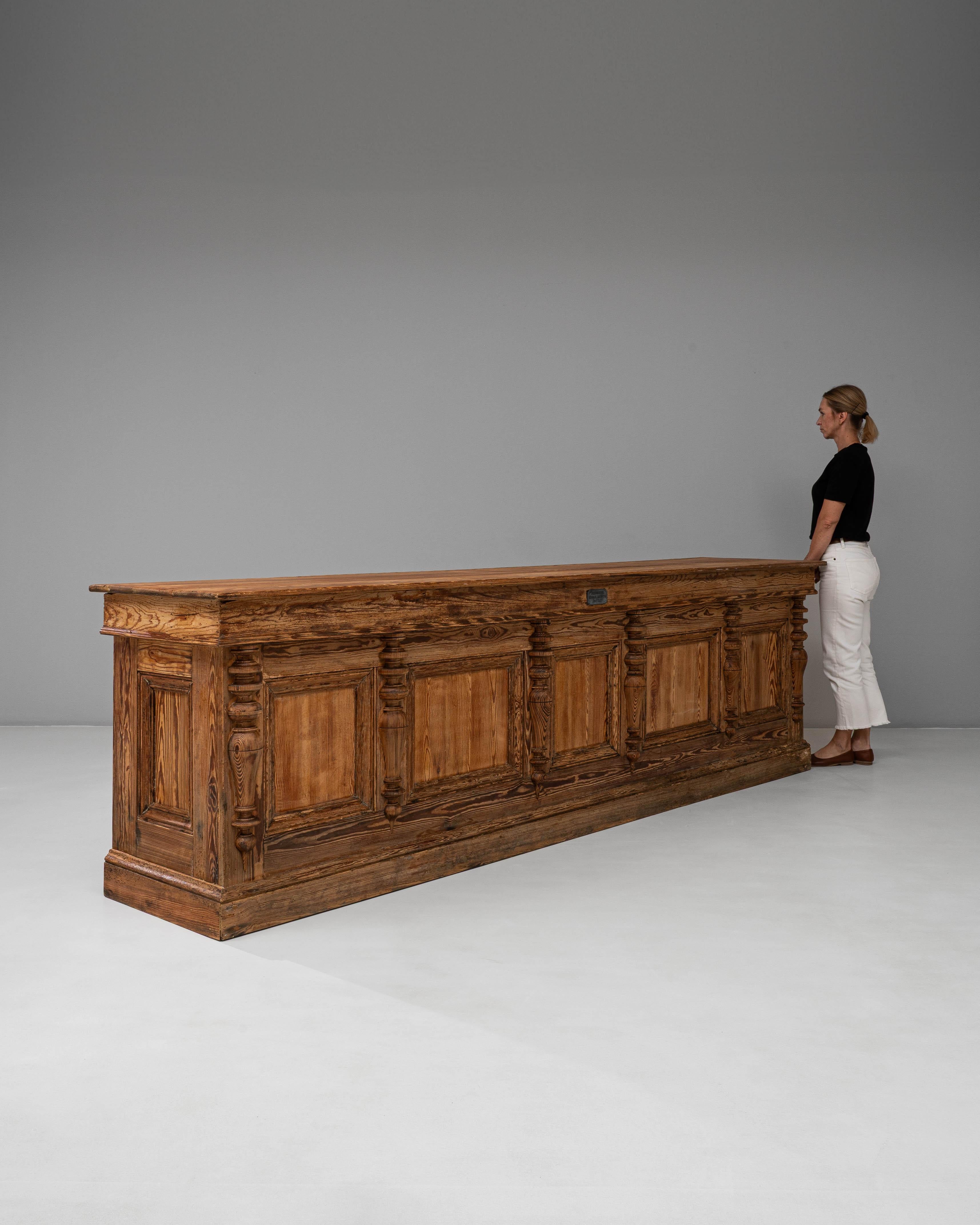Mostrador de tienda de madera provincial belga francés de 1900 de Emile Lambot, Châtelet en Bueno estado para la venta en High Point, NC
