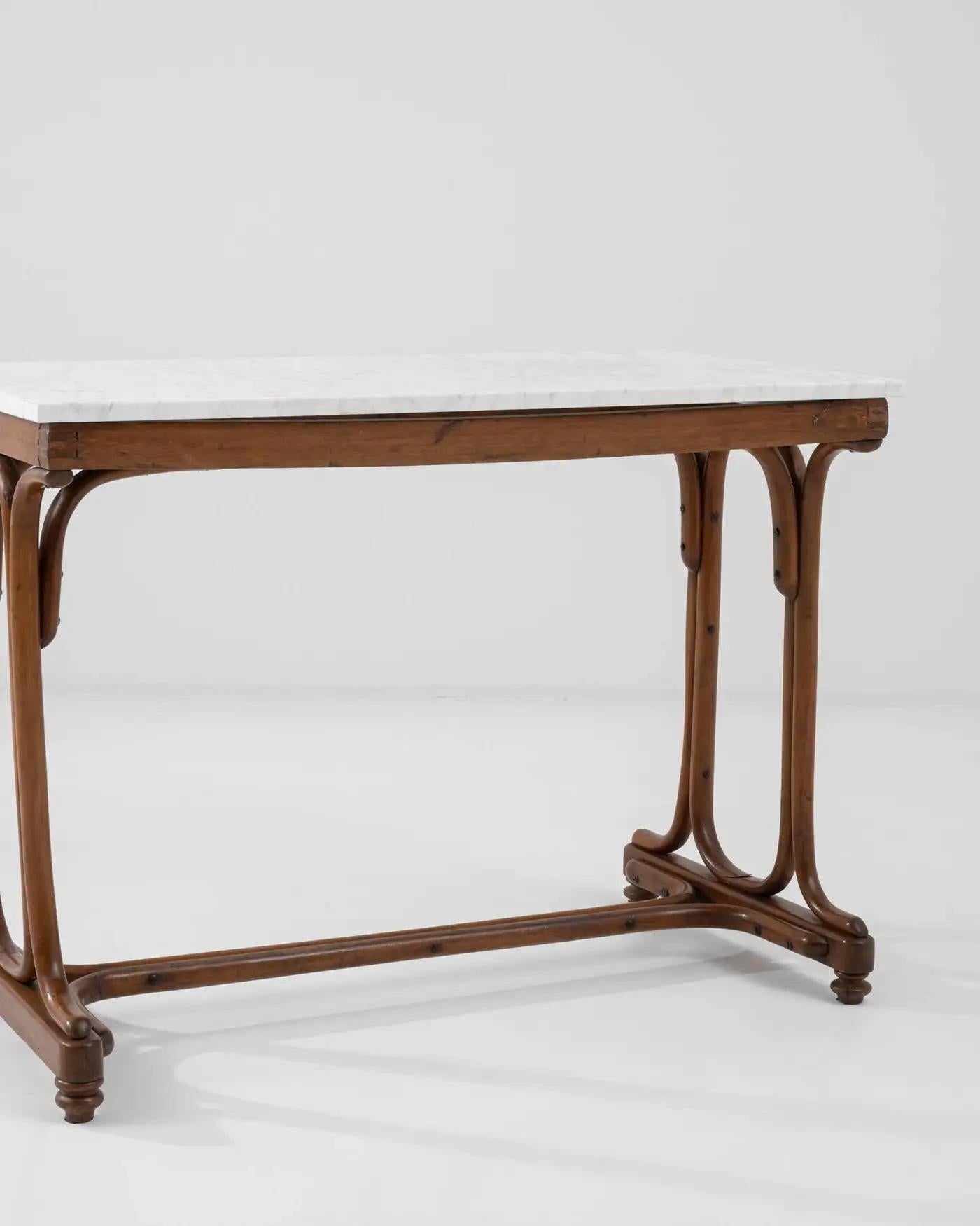 Cette table d'appoint en bois français des années 1900 allie le charme rustique à la modernité. Le bois courbé à la vapeur, inspiré du style 