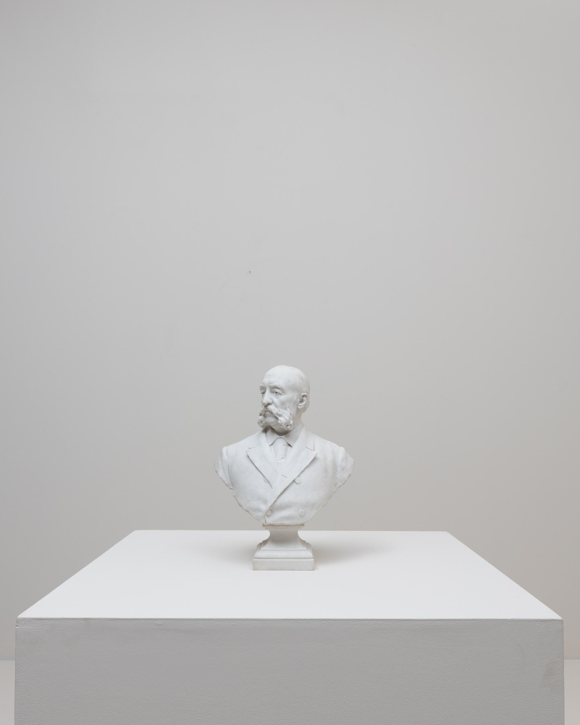 Questo busto in porcellana di bisquit francese del 1900 raffigura un distinto gentiluomo con una notevole raffinatezza e precisione scultorea. La superficie bianca opaca di bisquit esalta ogni dettaglio accuratamente modellato, dai baffi prominenti