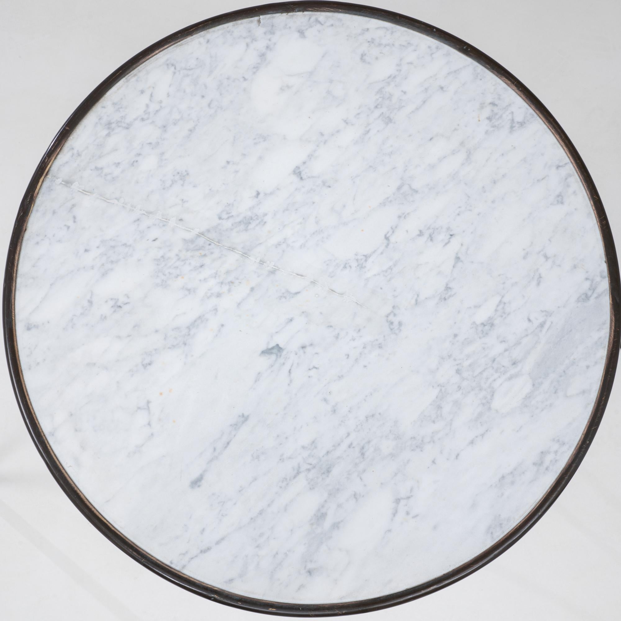 Table en fer de style bistrot français des années 1900 avec plateau en marbre en vente 4