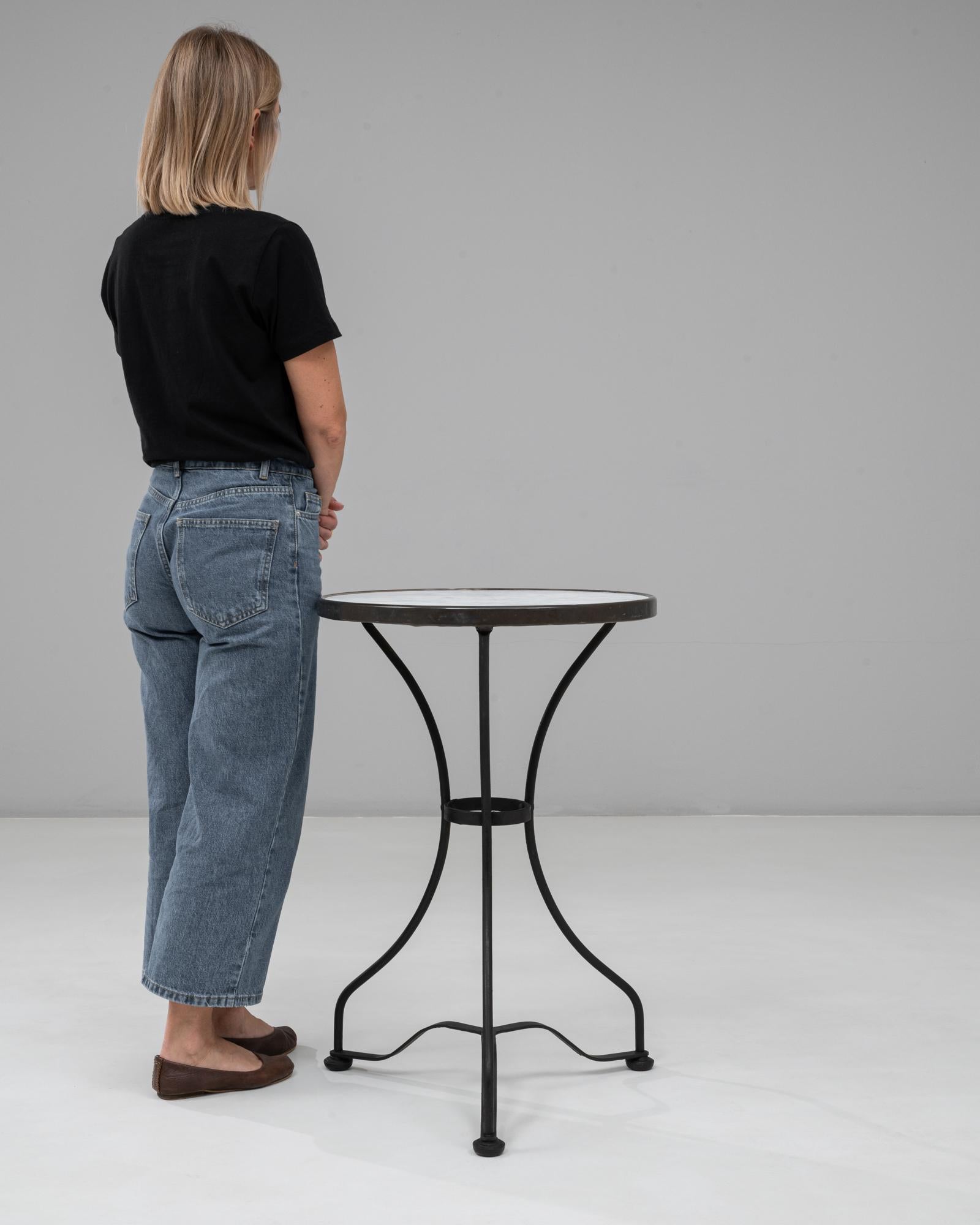 Français Table en fer de style bistrot français des années 1900 avec plateau en marbre en vente