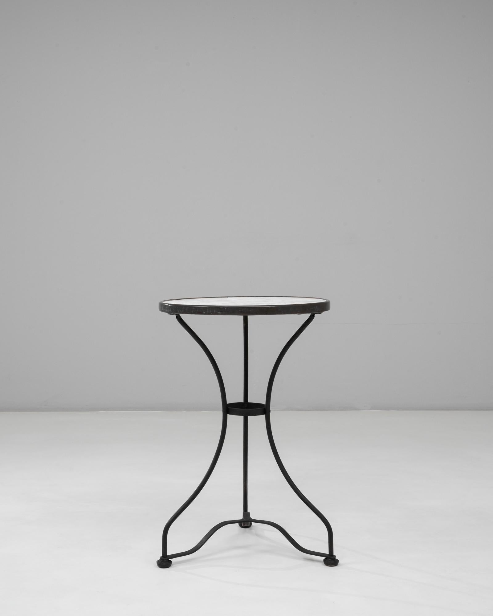 Table en fer de style bistrot français des années 1900 avec plateau en marbre Bon état - En vente à High Point, NC