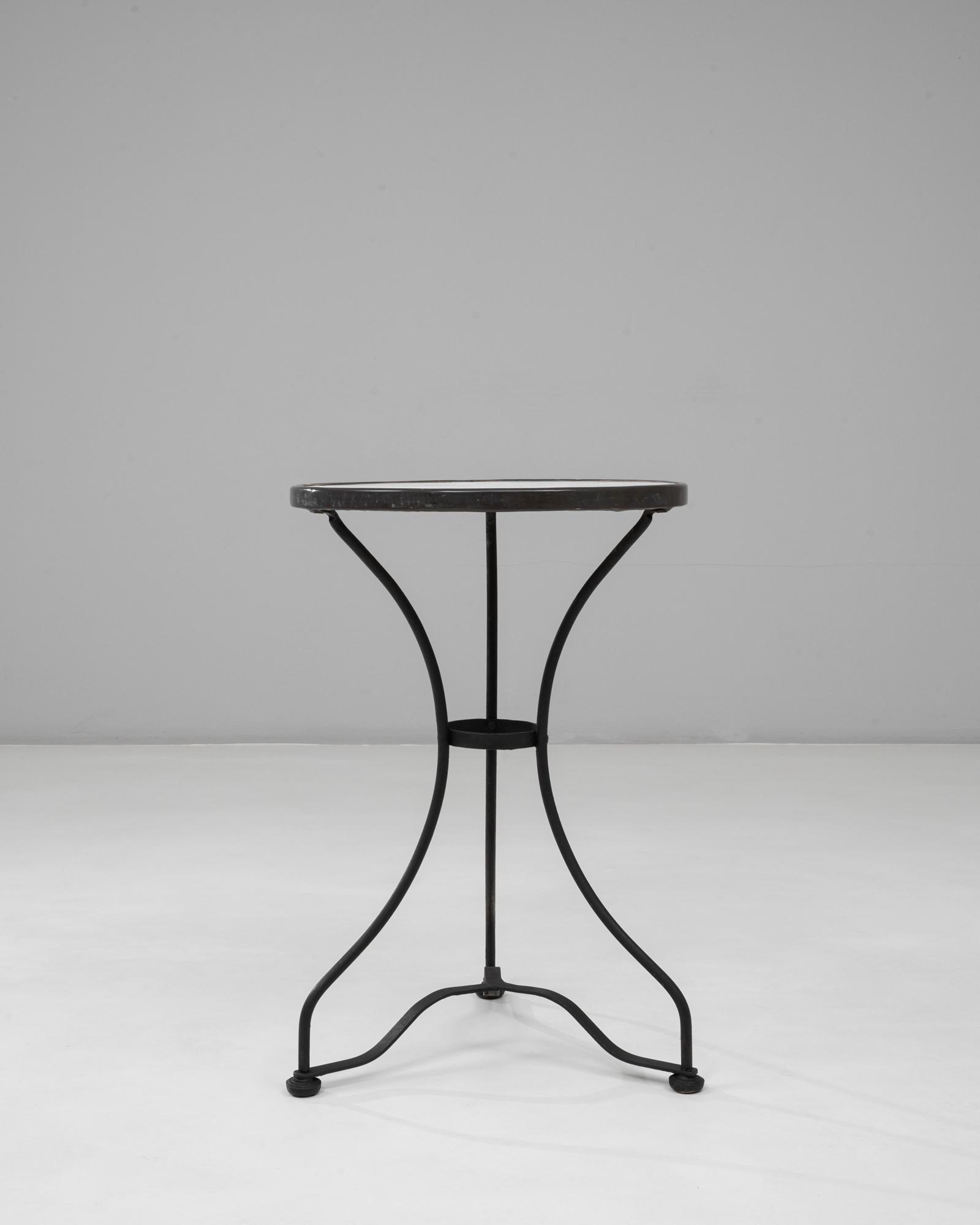 Fer Table en fer de style bistrot français des années 1900 avec plateau en marbre en vente