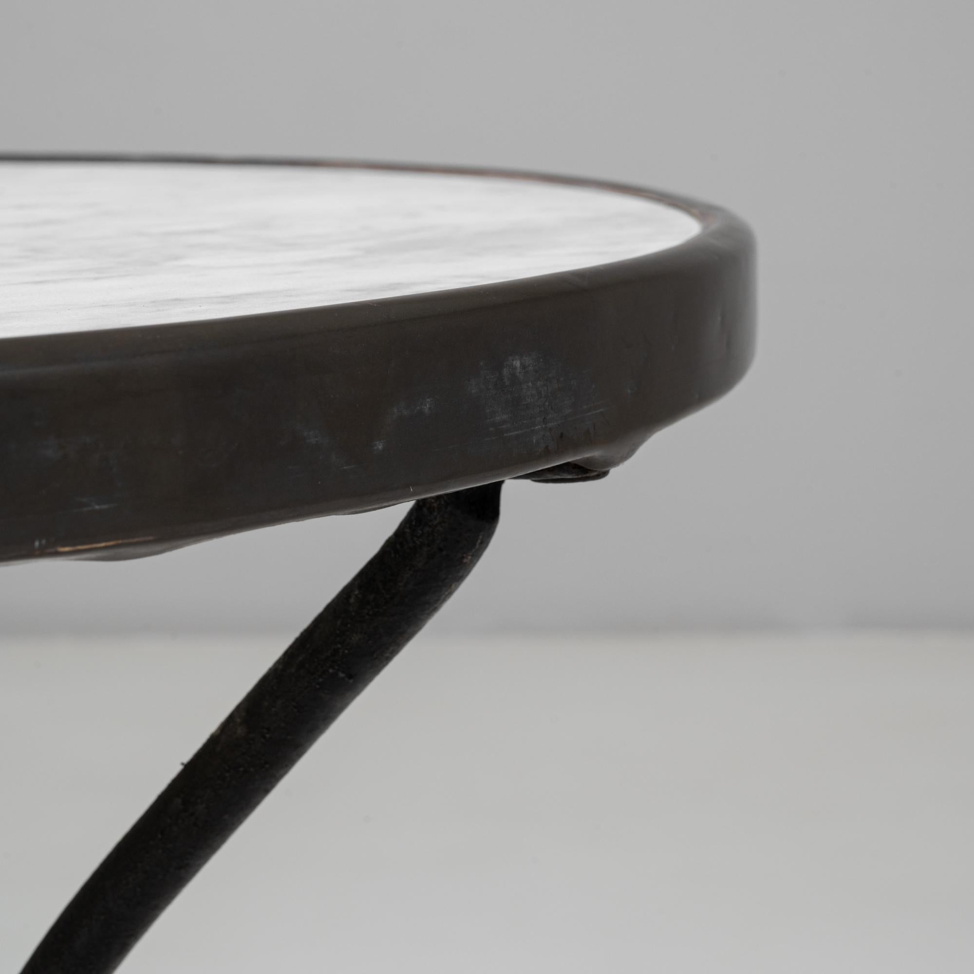 Table en fer de style bistrot français des années 1900 avec plateau en marbre en vente 1