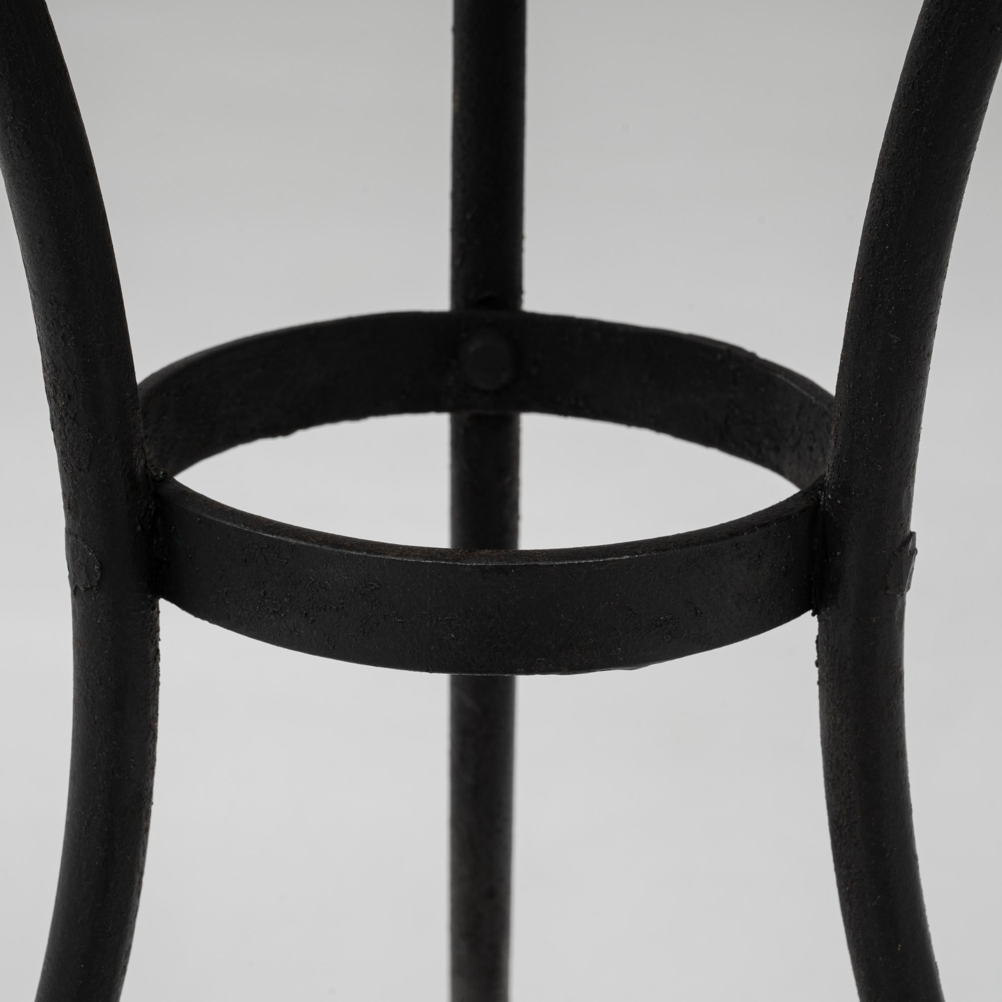 Table en fer de style bistrot français des années 1900 avec plateau en marbre en vente 2