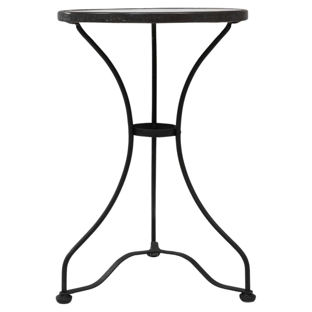 Table en fer de style bistrot français des années 1900 avec plateau en marbre