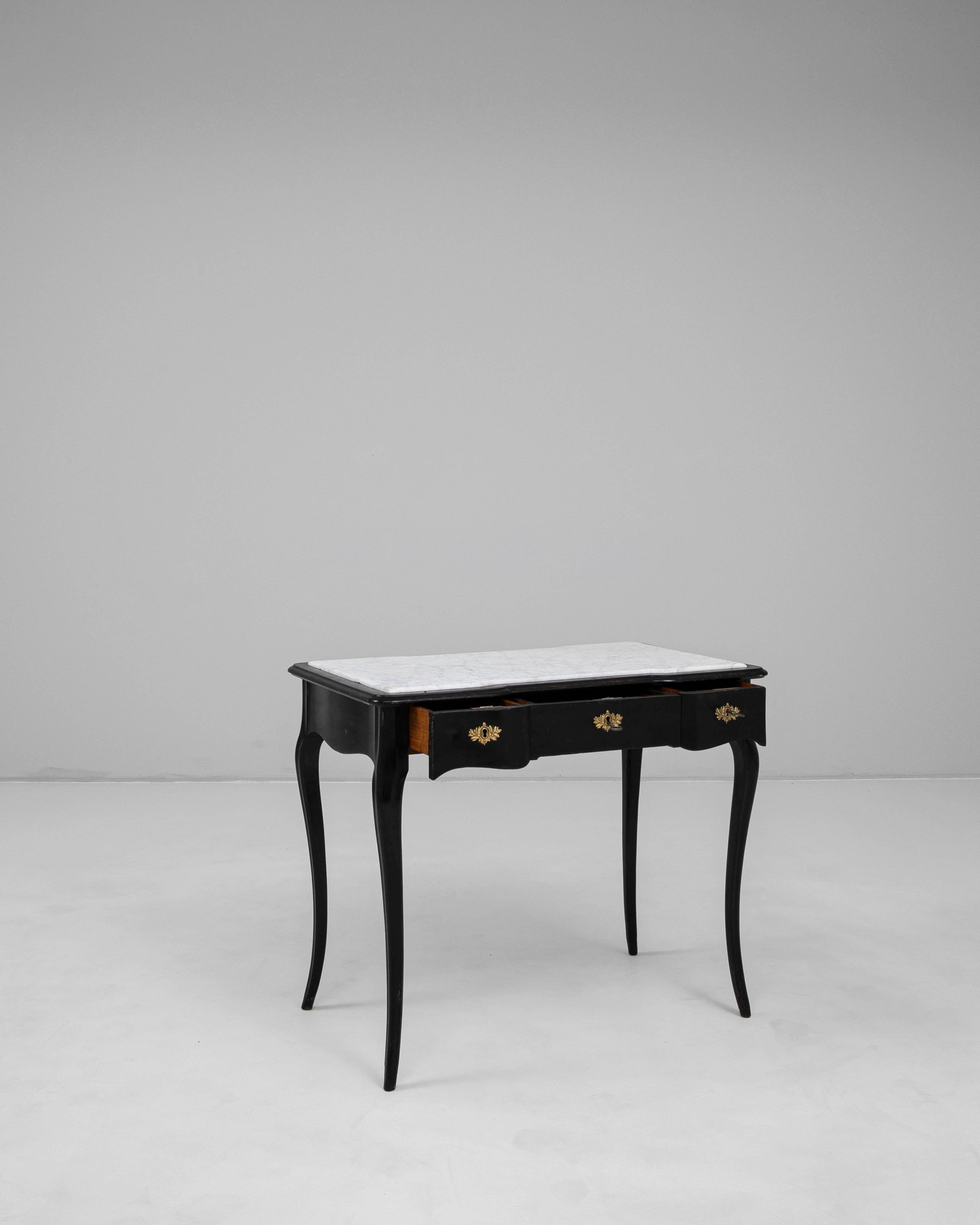 Table d'appoint à plateau de marbre, patiné noir, datant des années 1900 en vente 3