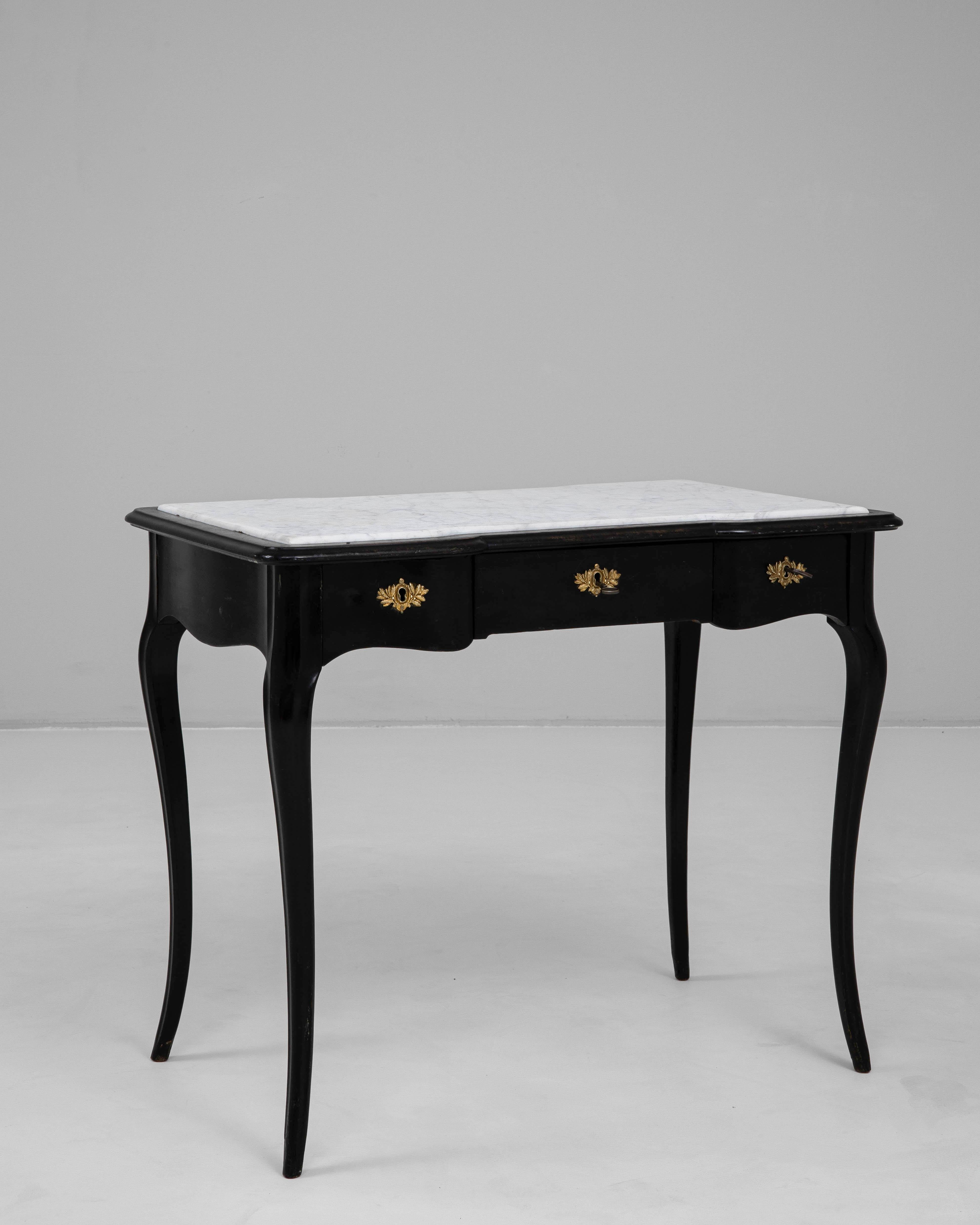 Table d'appoint à plateau de marbre, patiné noir, datant des années 1900 en vente 4