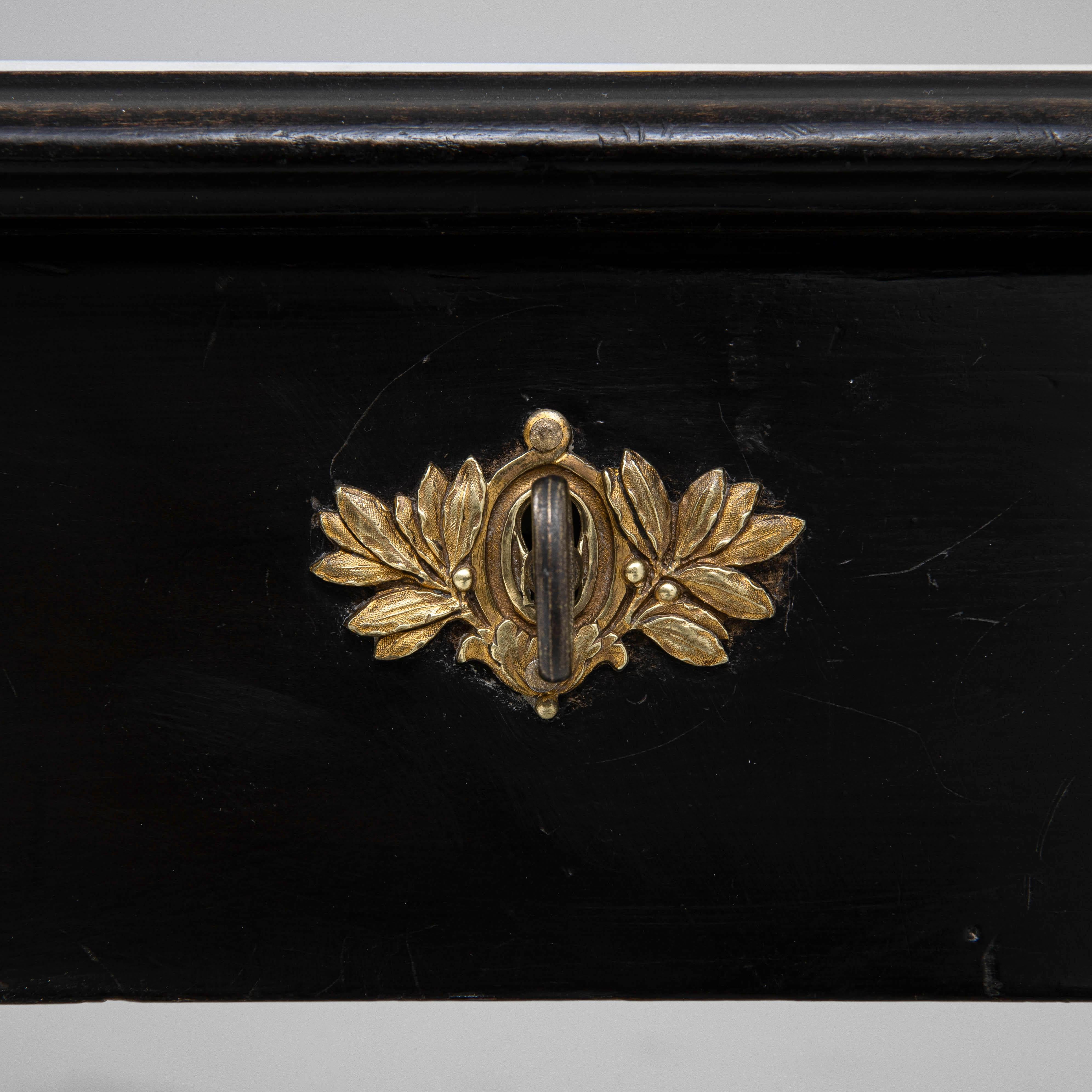 Table d'appoint à plateau de marbre, patiné noir, datant des années 1900 en vente 7