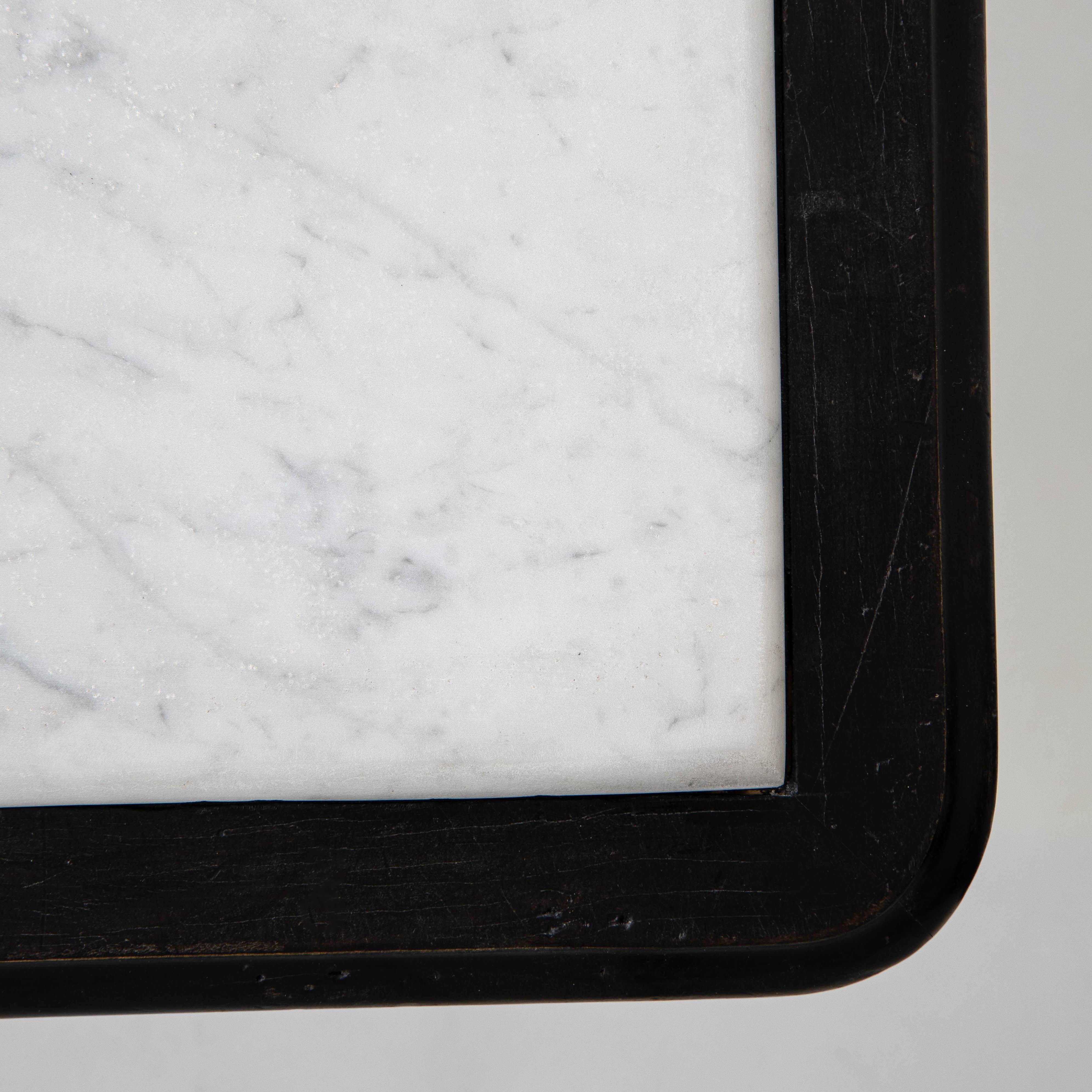 Table d'appoint à plateau de marbre, patiné noir, datant des années 1900 en vente 8