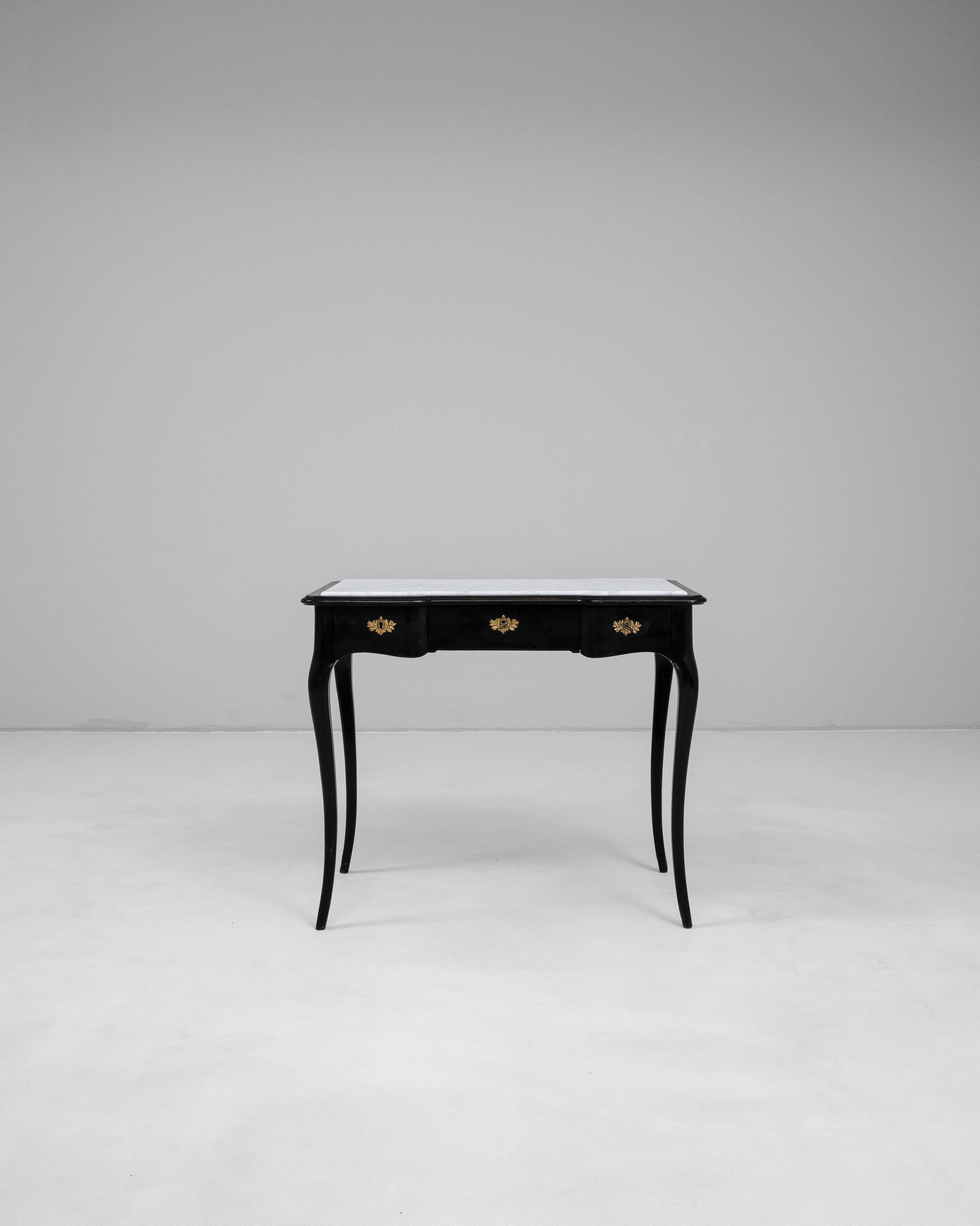 Patiné Table d'appoint à plateau de marbre, patiné noir, datant des années 1900 en vente