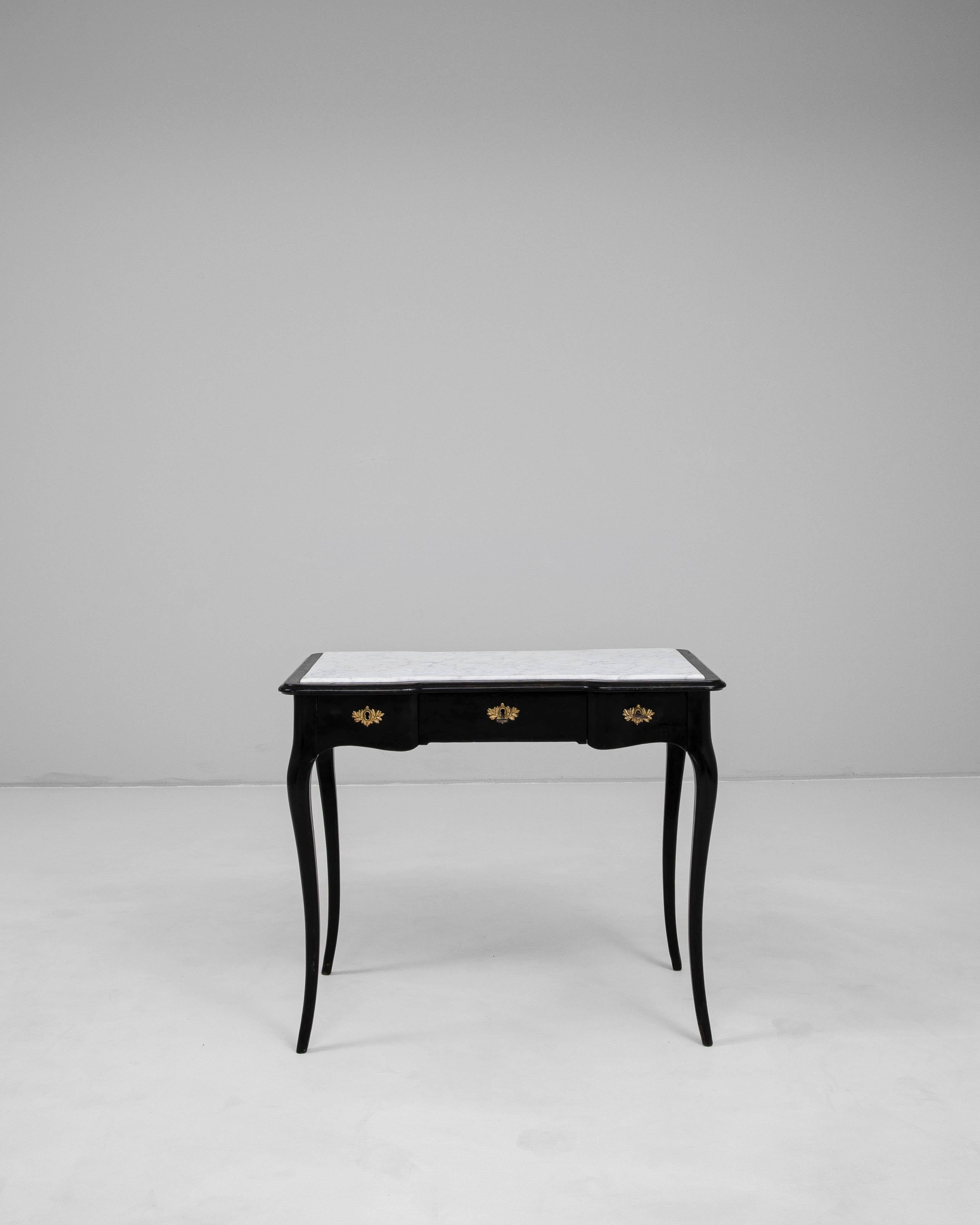 Table d'appoint à plateau de marbre, patiné noir, datant des années 1900 Bon état - En vente à High Point, NC