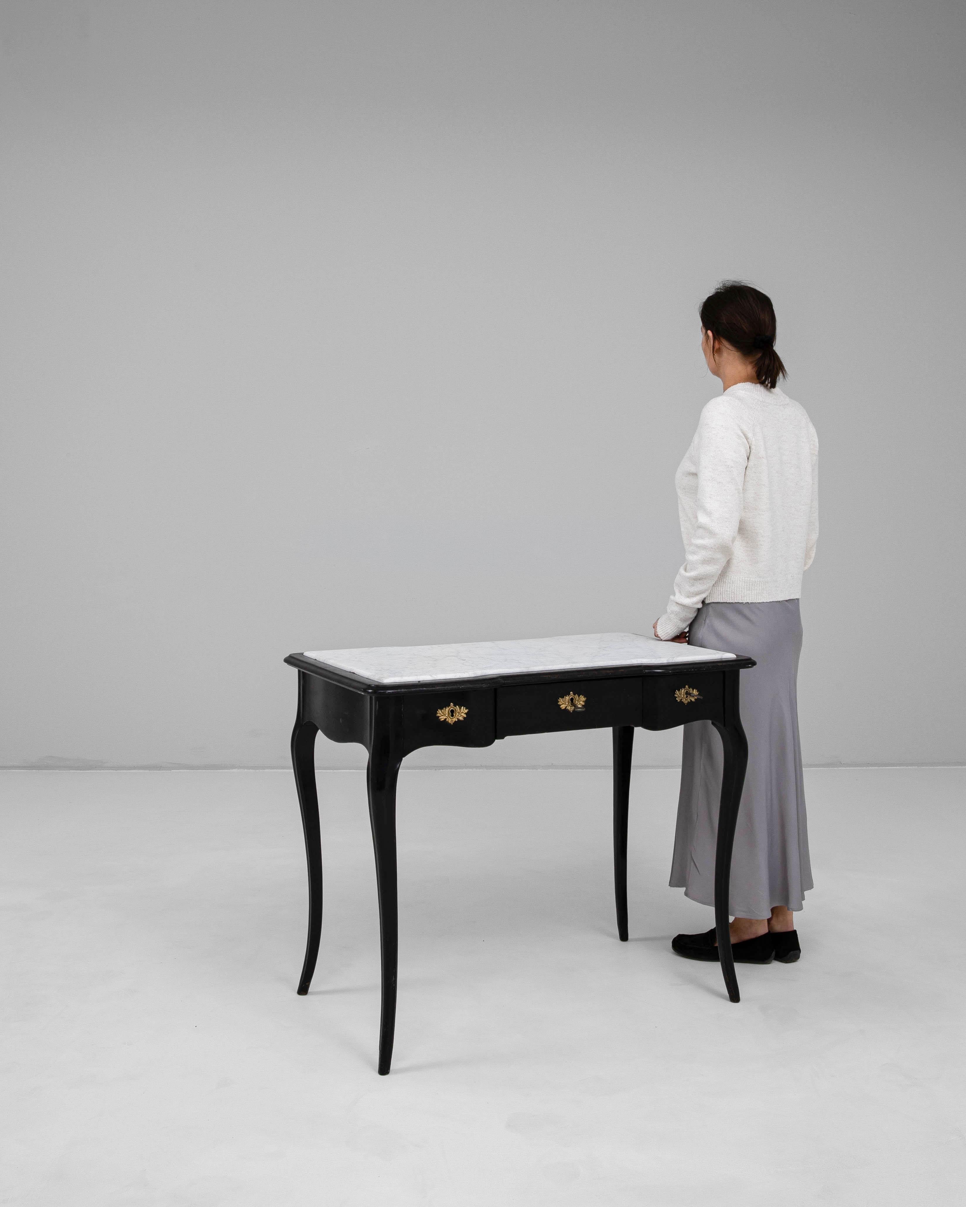 Table d'appoint à plateau de marbre, patiné noir, datant des années 1900 en vente 2