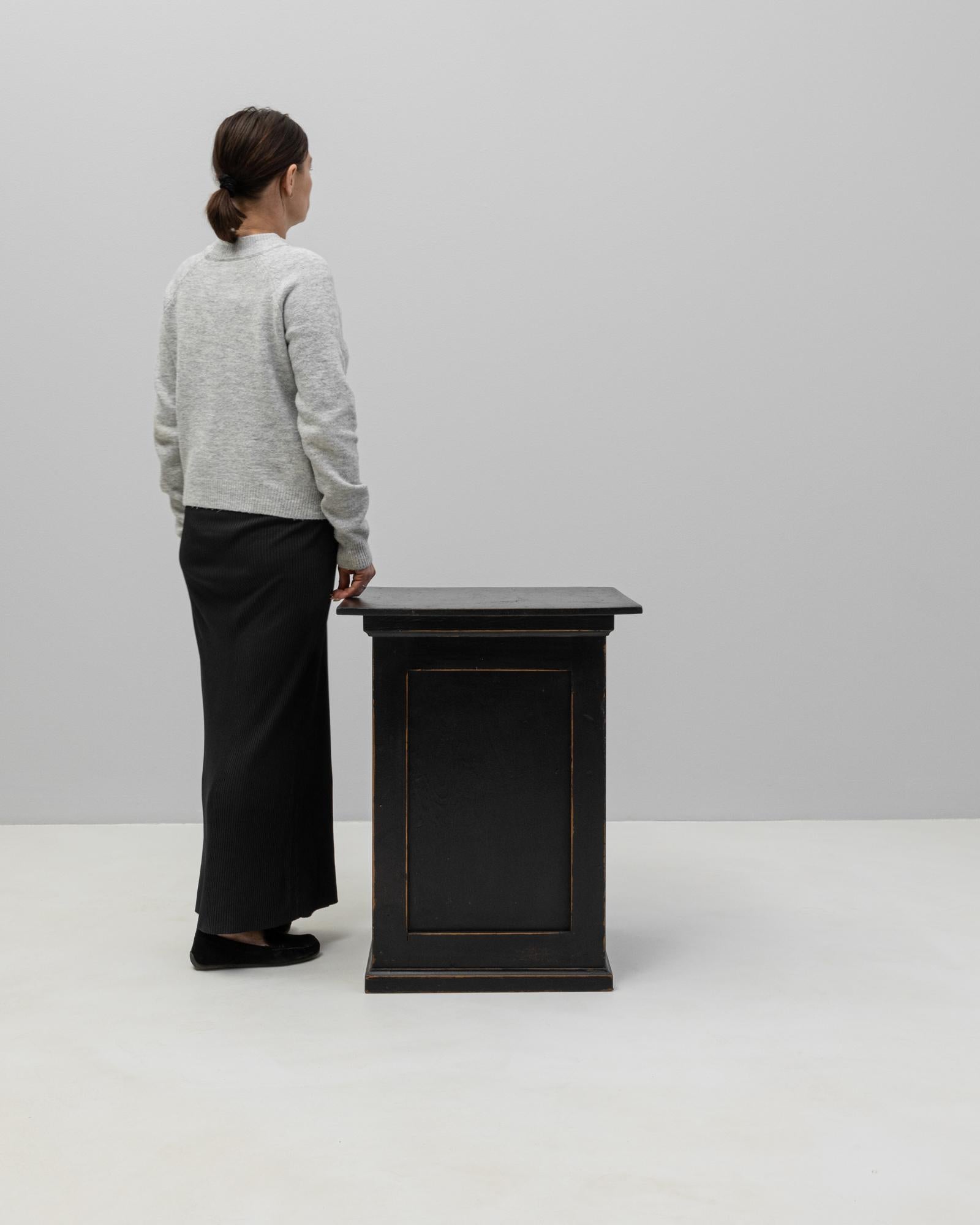 Piédestal en bois patiné noir français des années 1900 Bon état - En vente à High Point, NC