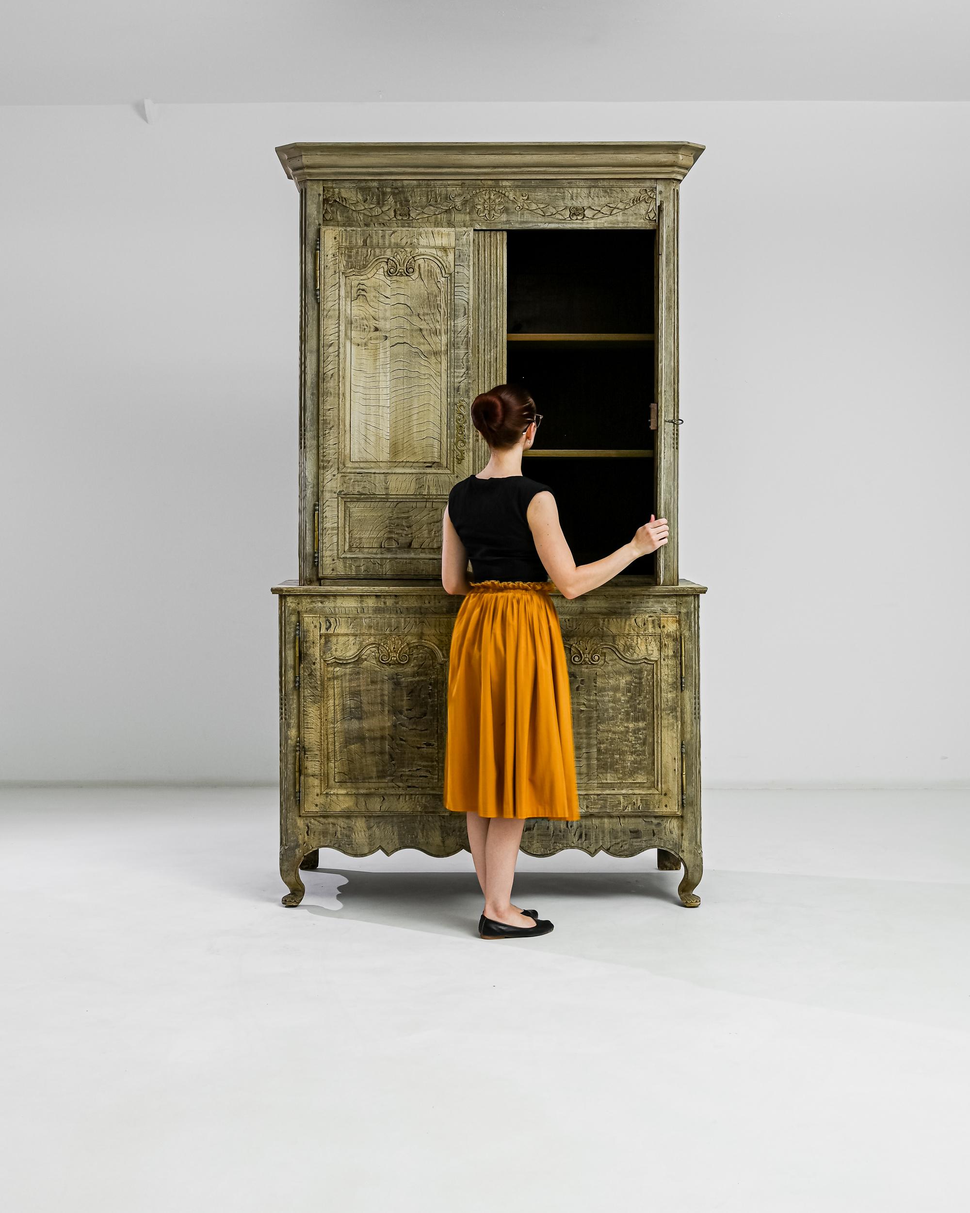 Rehaussez votre espace avec la beauté intemporelle de cette armoire française en chêne blanchi des années 1900. Réalisée avec une attention exquise aux détails, cette pièce exsude l'élégance et le charme d'une époque révolue. La finition en chêne