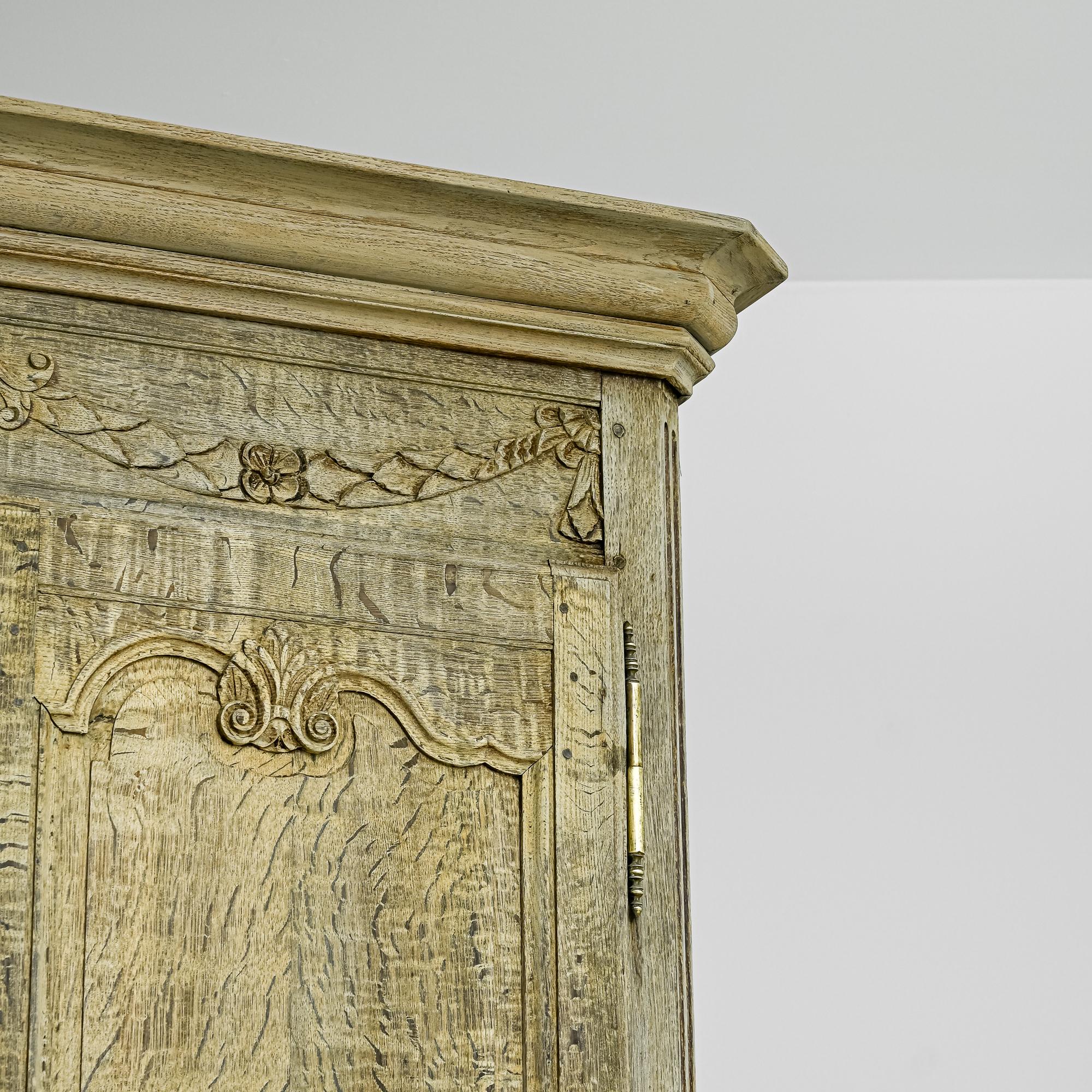 Armoire française en Oak Oak blanchi des années 1900 Bon état à High Point, NC