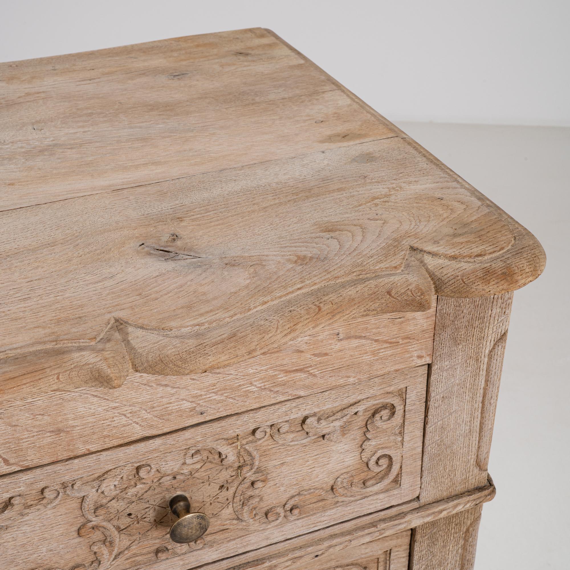 1900s French Bleached Oak Chest of Drawers For Sale 8