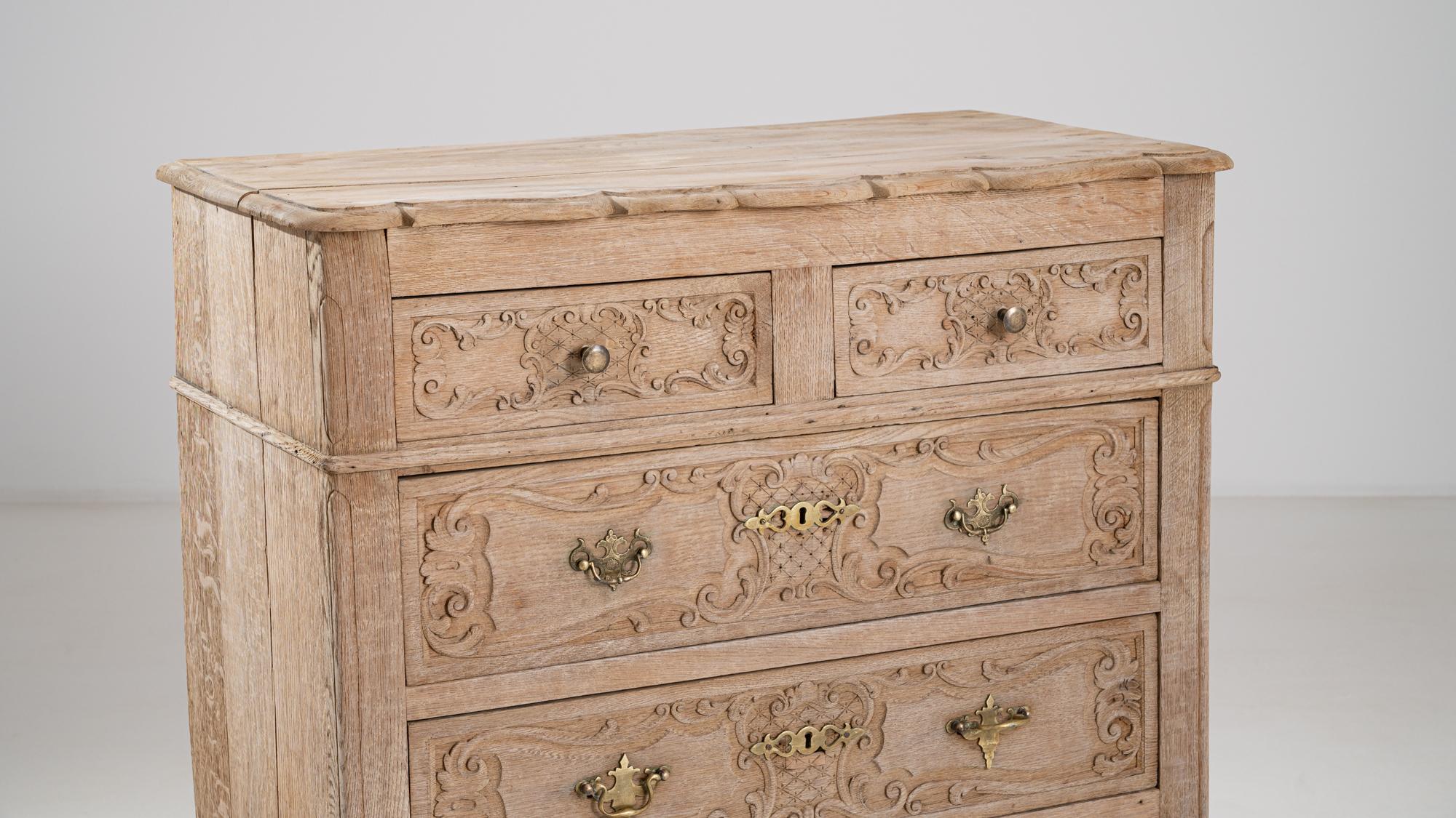 1900s French Bleached Oak Chest of Drawers For Sale 4