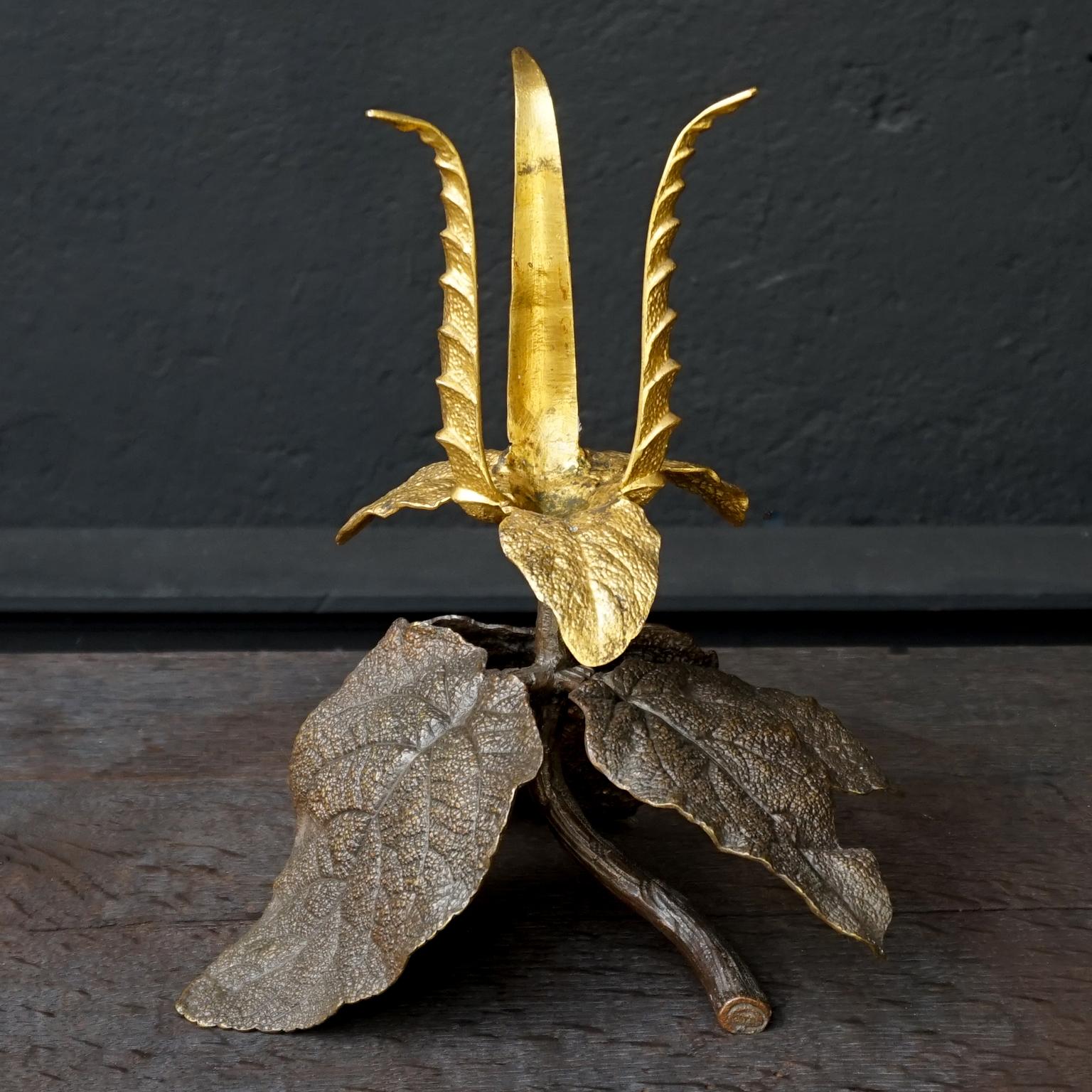 Bronzo Candeliere francese in bronzo Art Nouveau con foglie di salvia e fiori dorati del 1900 in vendita