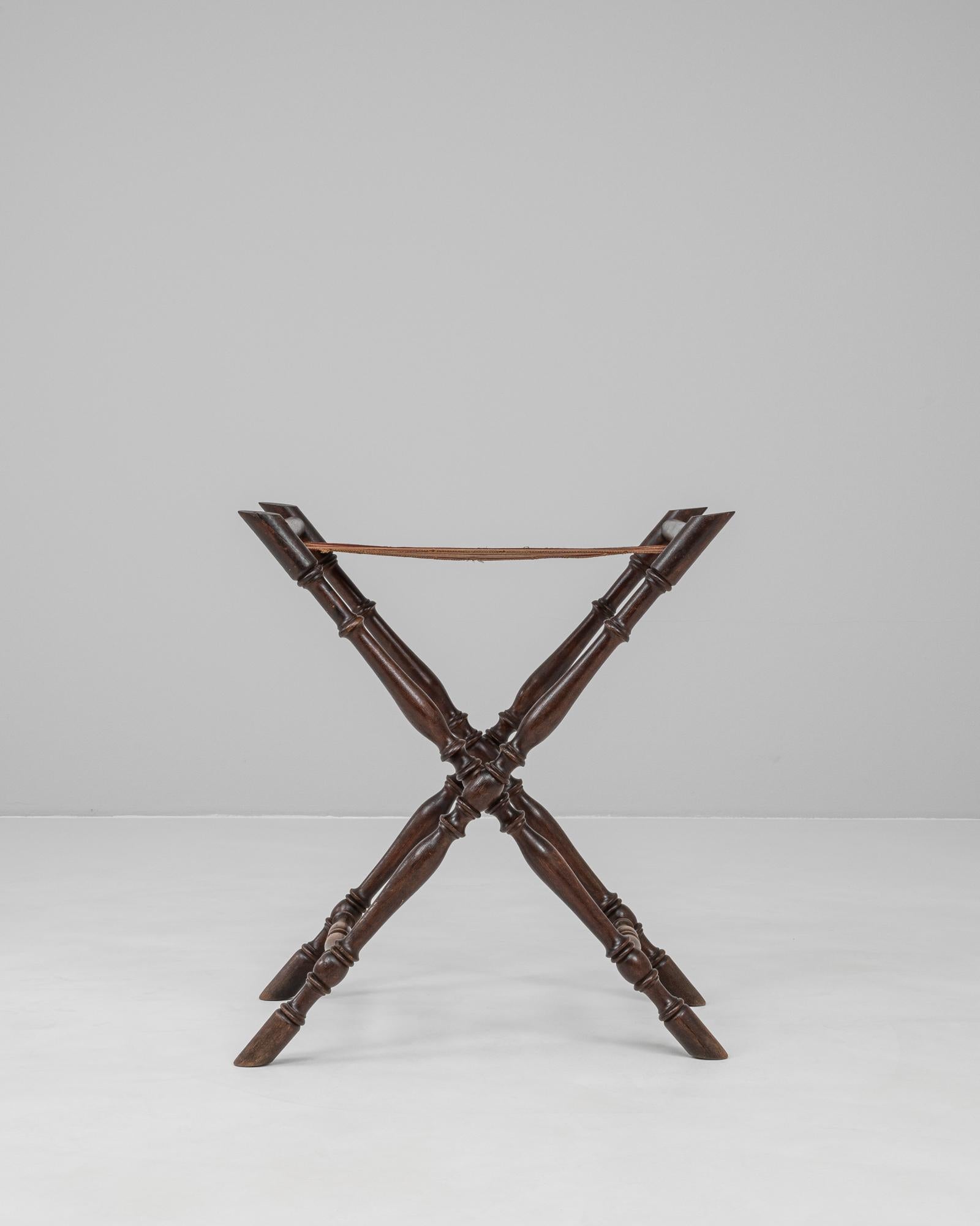 Ce plateau de maître d'hôtel français des années 1900 présente d'élégants pieds en bois tourné dans un cadre en X classique, reflétant le savoir-faire raffiné des meubles du début du XXe siècle. La patine sombre et riche met en valeur la beauté