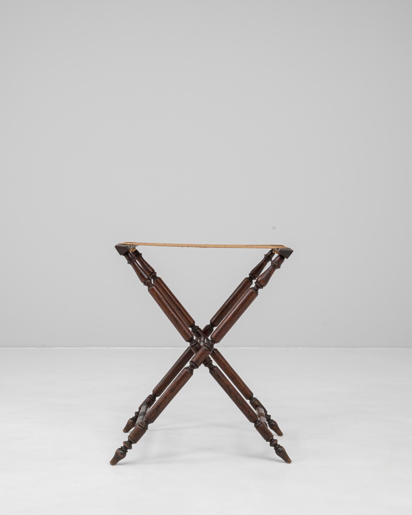 Dieser französische Butler-Tablettständer aus der Zeit um 1900 hat einen wunderschön gedrechselten Holzrahmen mit einem eleganten X-förmigen Design, das die für französische Möbel des frühen 20. Jahrhunderts typische Handwerkskunst und Raffinesse