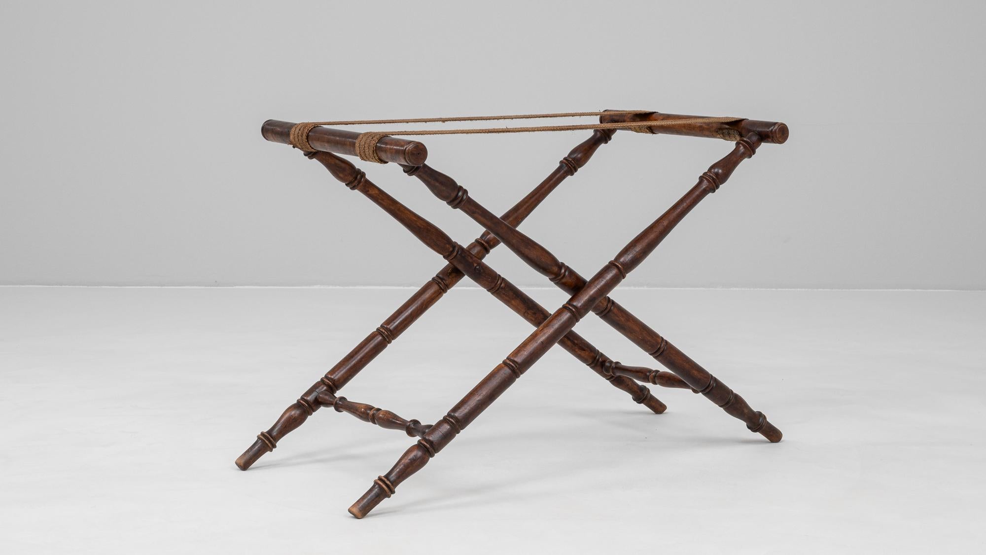 Ce plateau de maître d'hôtel français des années 1900 est un exemple raffiné de l'artisanat du début du XXe siècle. Il présente un cadre en bois tourné à la main et une élégante base en X pliante. La finition riche et sombre met en valeur la patine