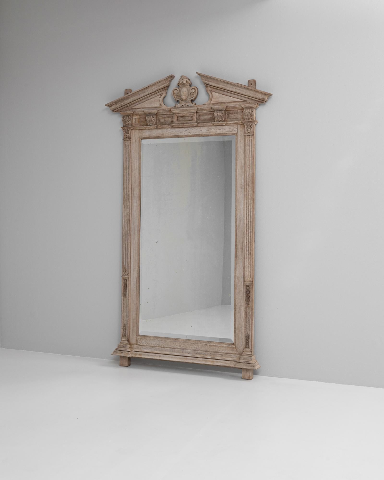Français Miroir de sol en bois sculpté français des années 1900 en vente