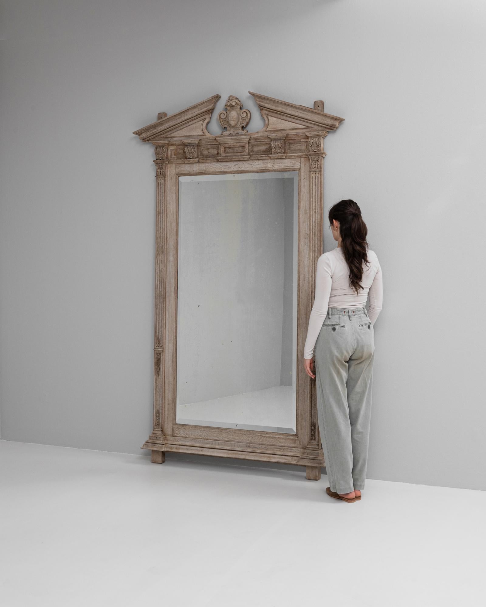 Sculpté à la main Miroir de sol en bois sculpté français des années 1900 en vente