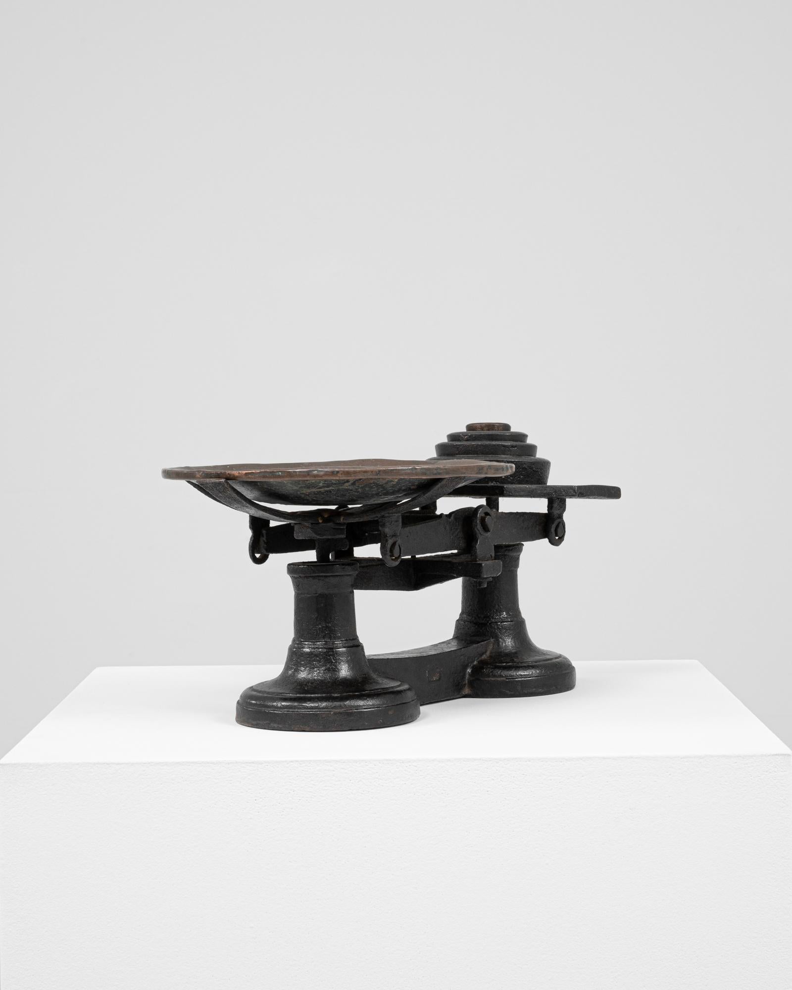 Balance en fonte française des années 1900 Bon état - En vente à High Point, NC