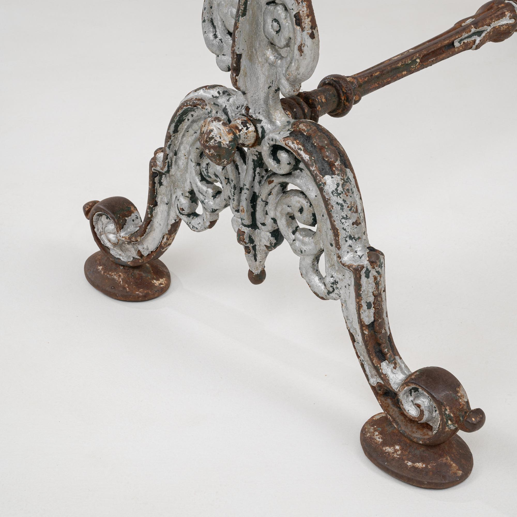 Table d'appoint en fonte française des années 1900 avec plateau en marbre en vente 4