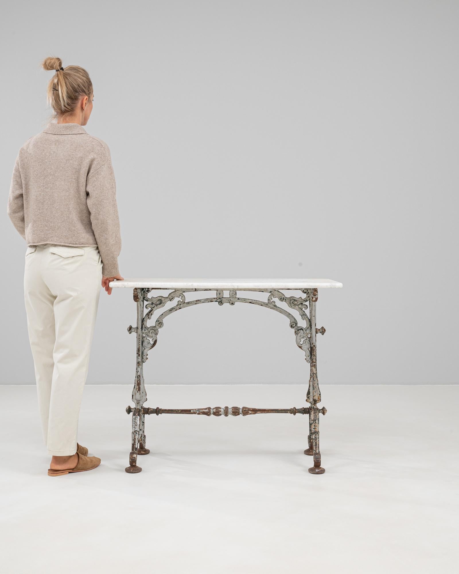 Français Table d'appoint en fonte française des années 1900 avec plateau en marbre en vente
