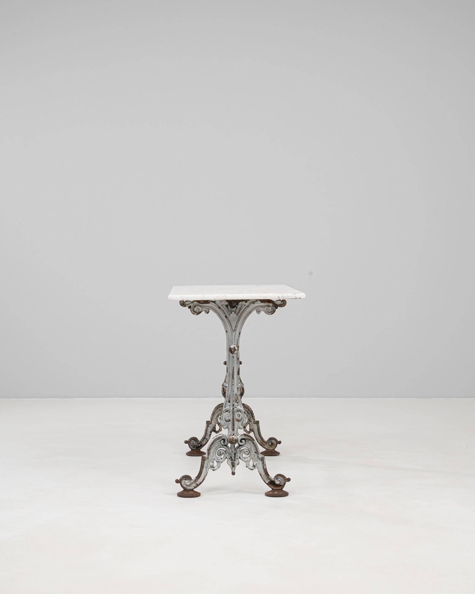 Table d'appoint en fonte française des années 1900 avec plateau en marbre Bon état - En vente à High Point, NC