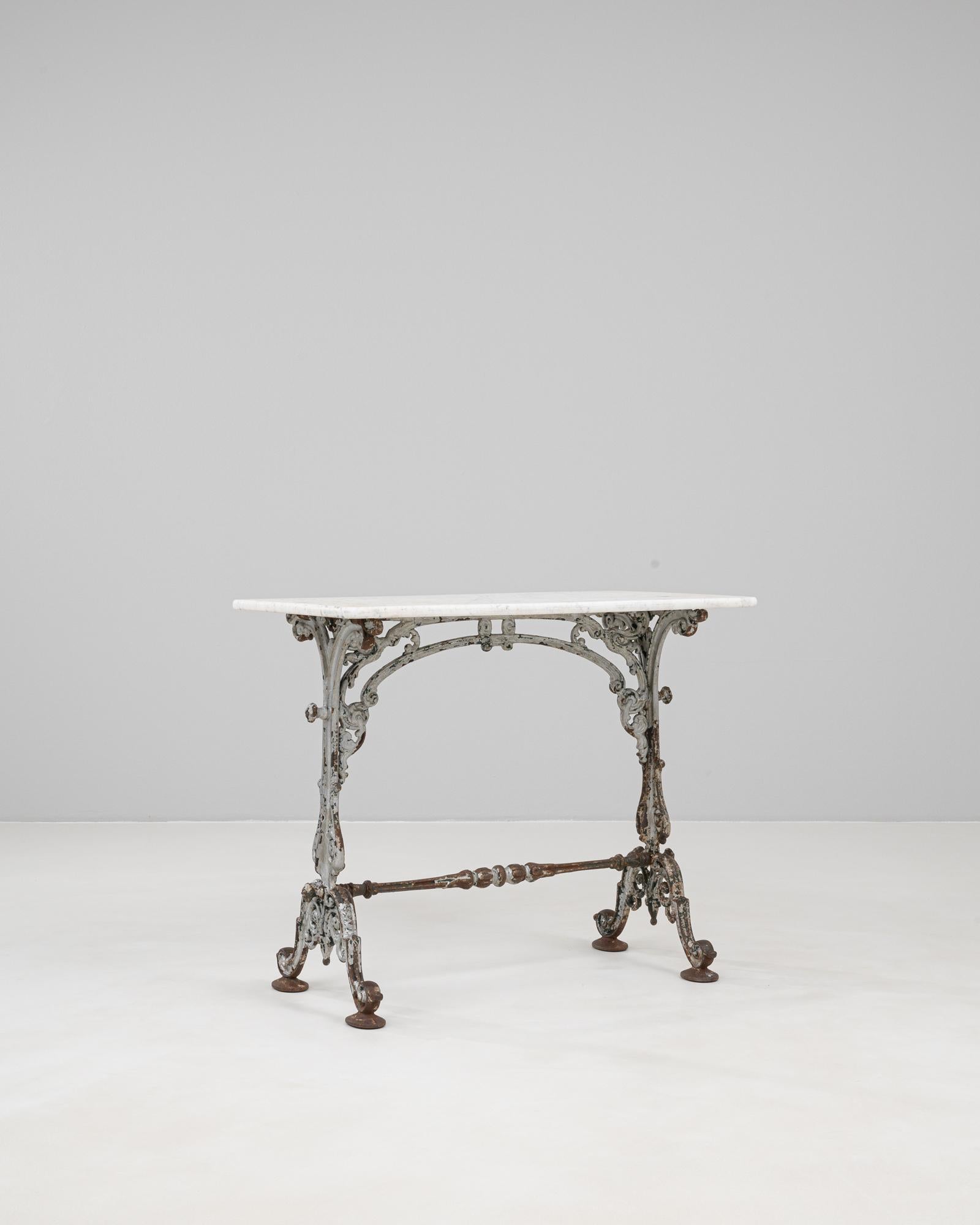 20ième siècle Table d'appoint en fonte française des années 1900 avec plateau en marbre en vente