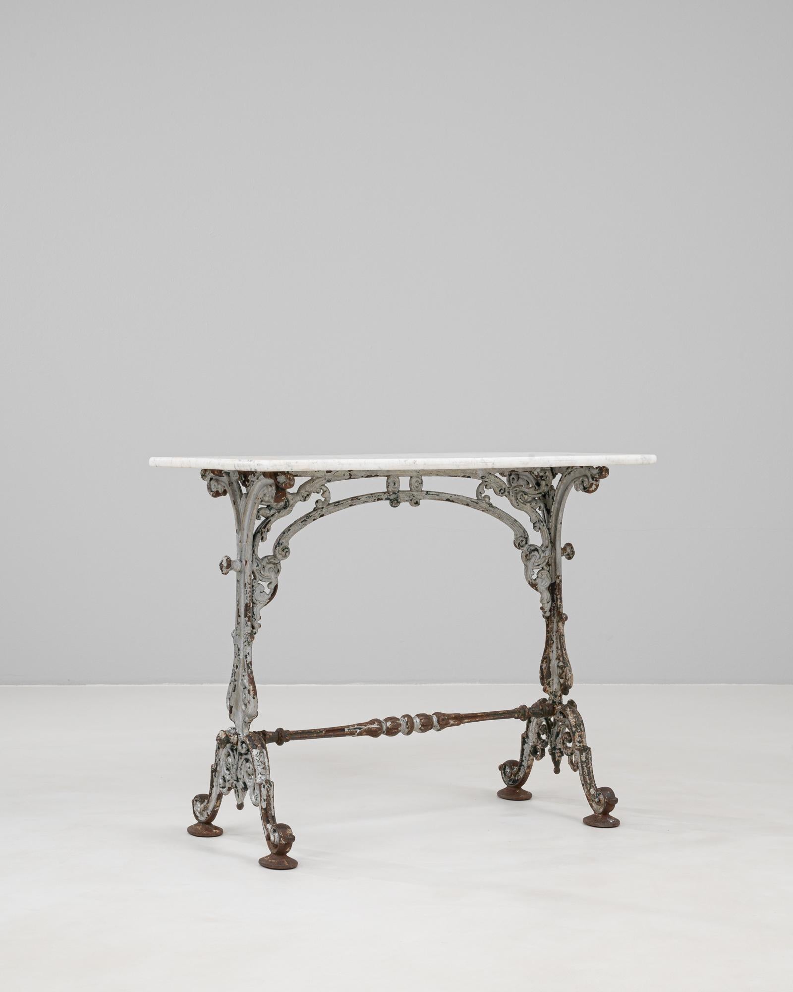 Fer Table d'appoint en fonte française des années 1900 avec plateau en marbre en vente