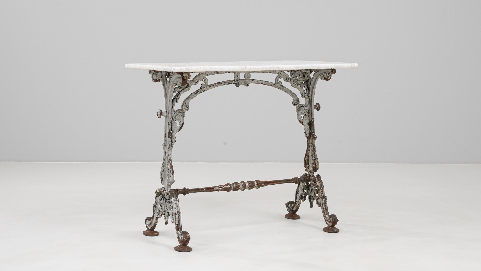 Table d'appoint en fonte française des années 1900 avec plateau en marbre en vente 1