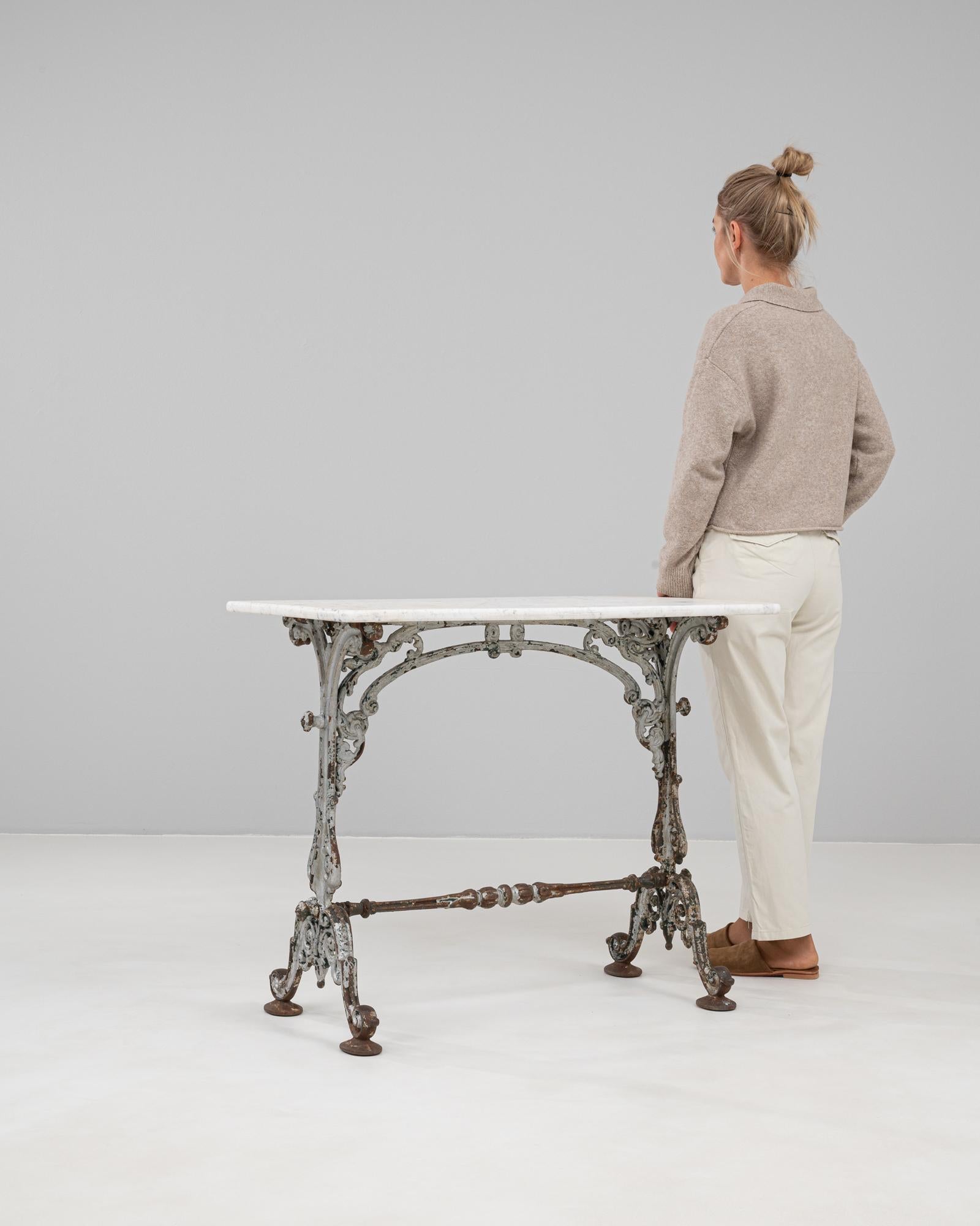 Table d'appoint en fonte française des années 1900 avec plateau en marbre en vente 2