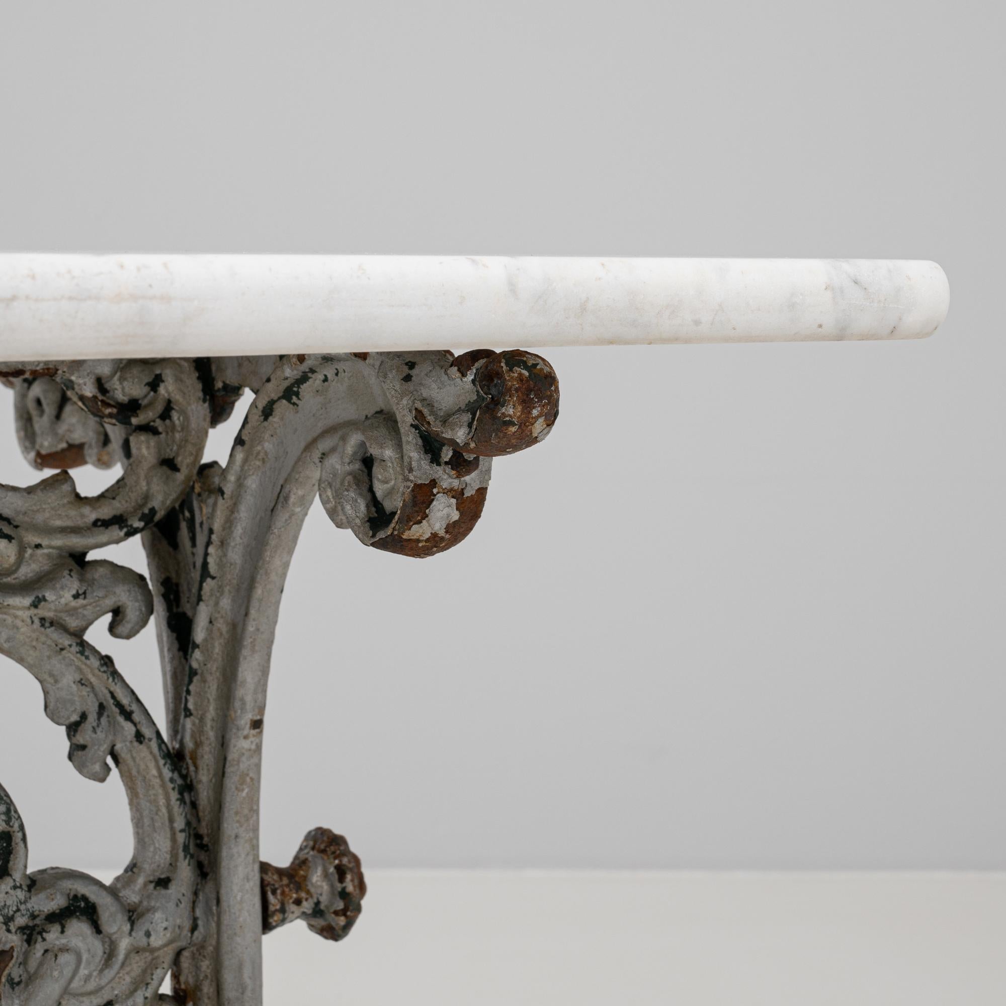 Table d'appoint en fonte française des années 1900 avec plateau en marbre en vente 3