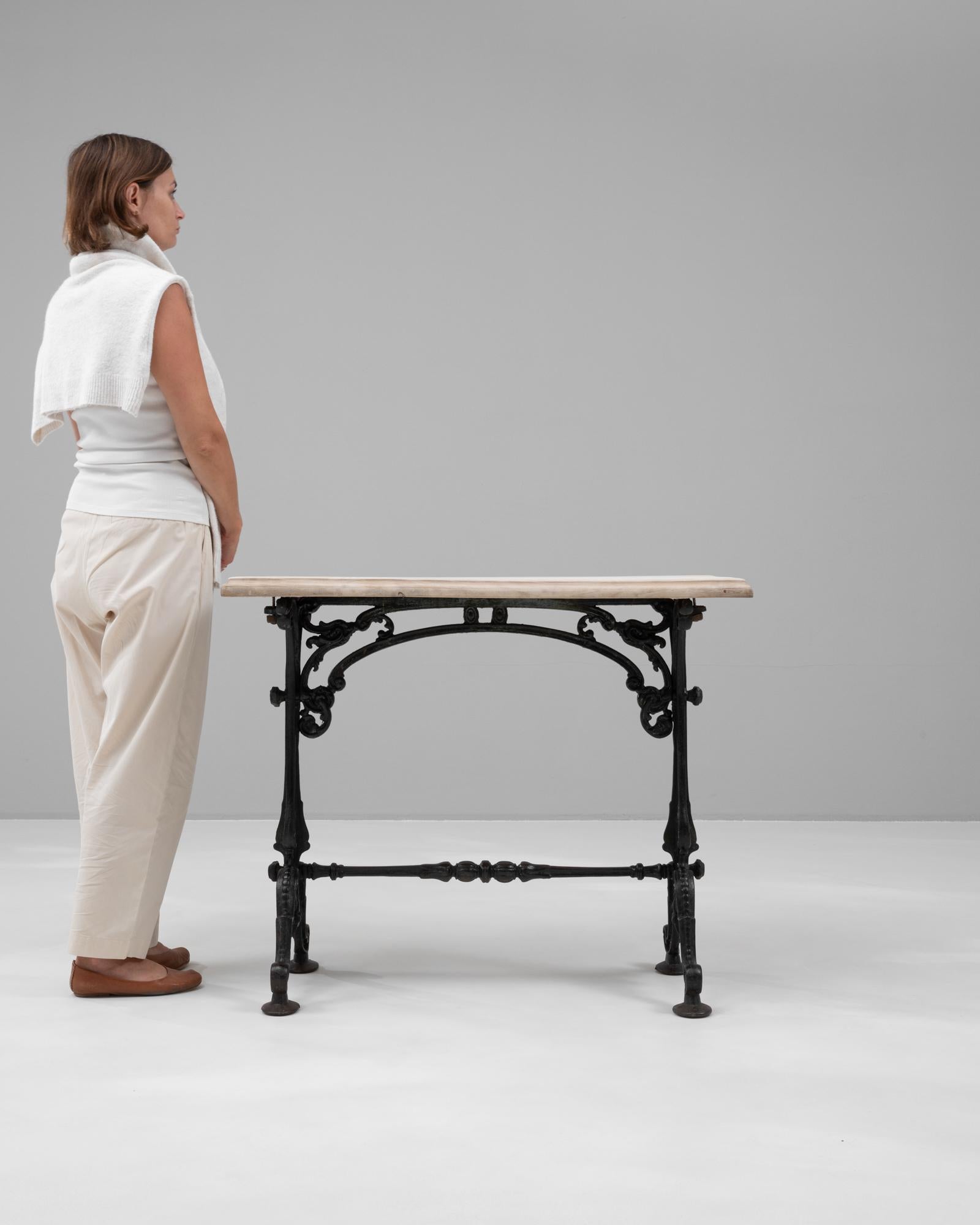 Français Table d'appoint française en fonte des années 1900 avec plateau en bois en vente