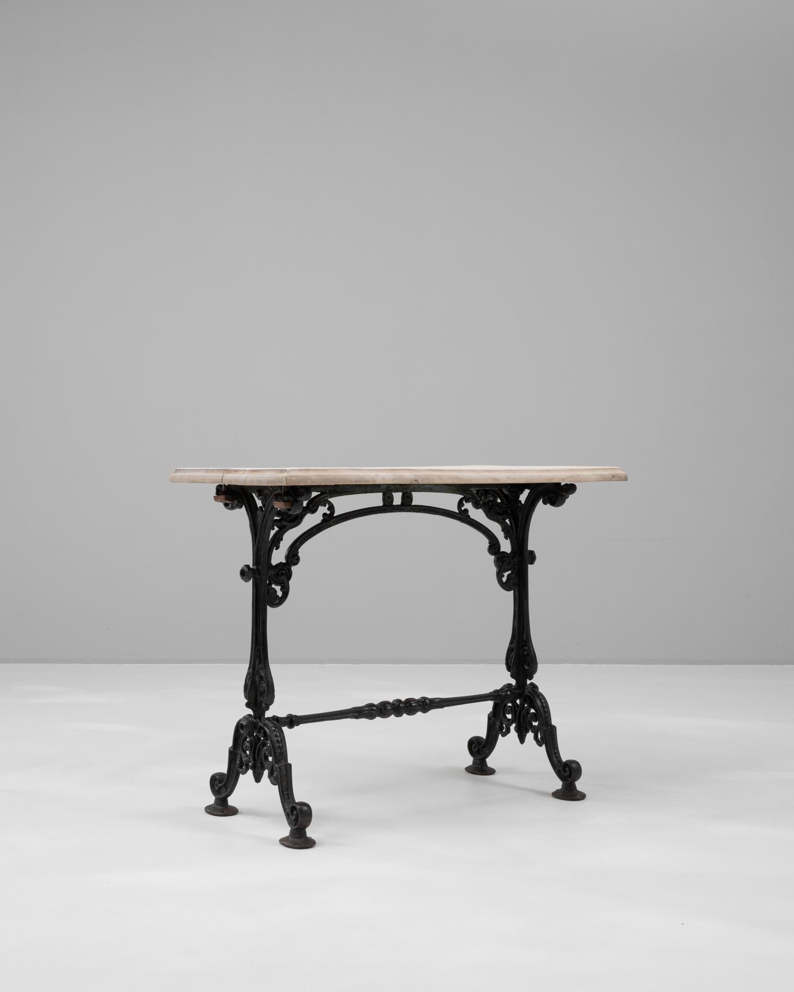 Table d'appoint française en fonte des années 1900 avec plateau en bois Bon état - En vente à High Point, NC