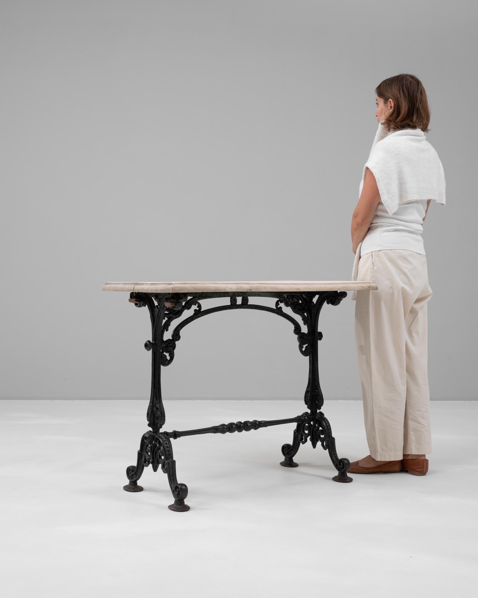 20ième siècle Table d'appoint française en fonte des années 1900 avec plateau en bois en vente