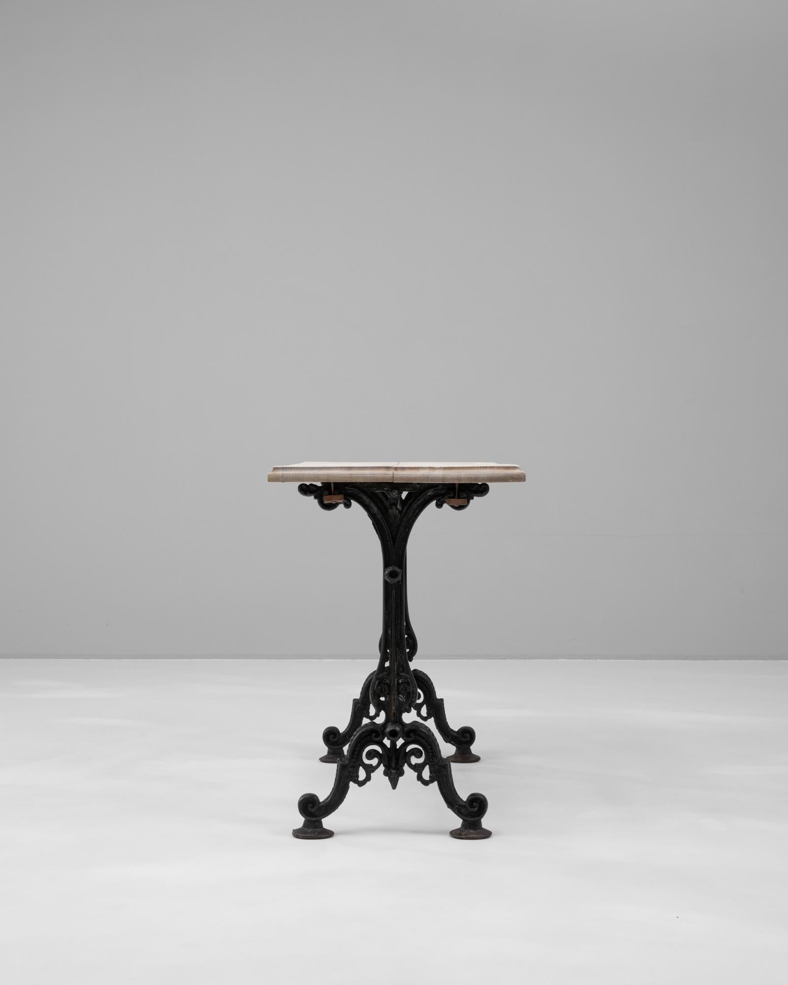 Fer Table d'appoint française en fonte des années 1900 avec plateau en bois en vente